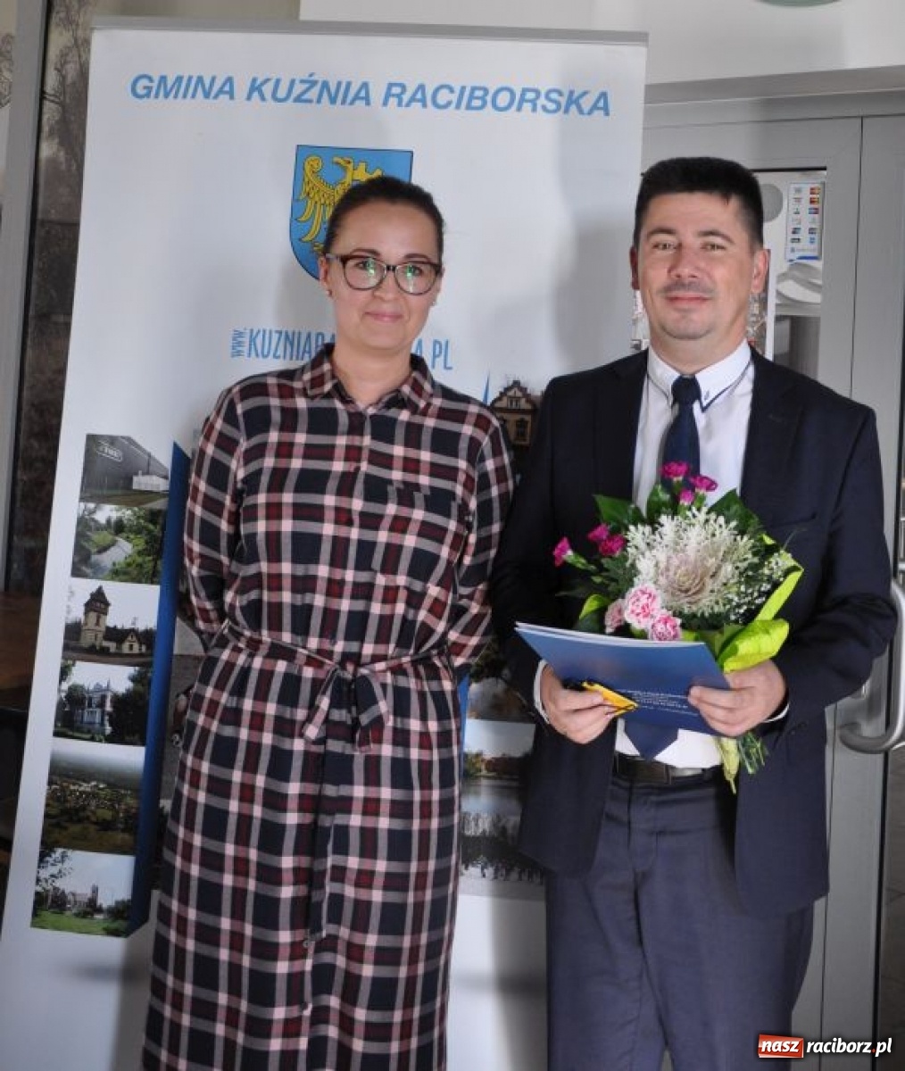 Zdjęcie w galerii na portalu naszraciborz.pl: Władze Kuźni Raciborskiej doceniły pedagogów wiadomości z regionu