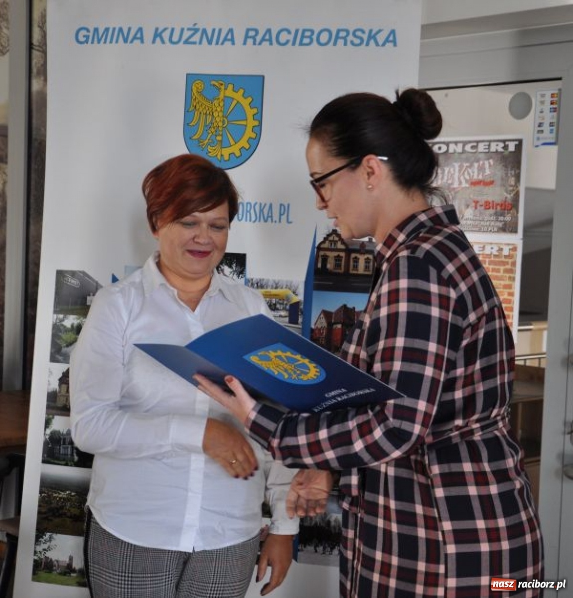 Zdjęcie w galerii na portalu naszraciborz.pl: Władze Kuźni Raciborskiej doceniły pedagogów wiadomości z regionu