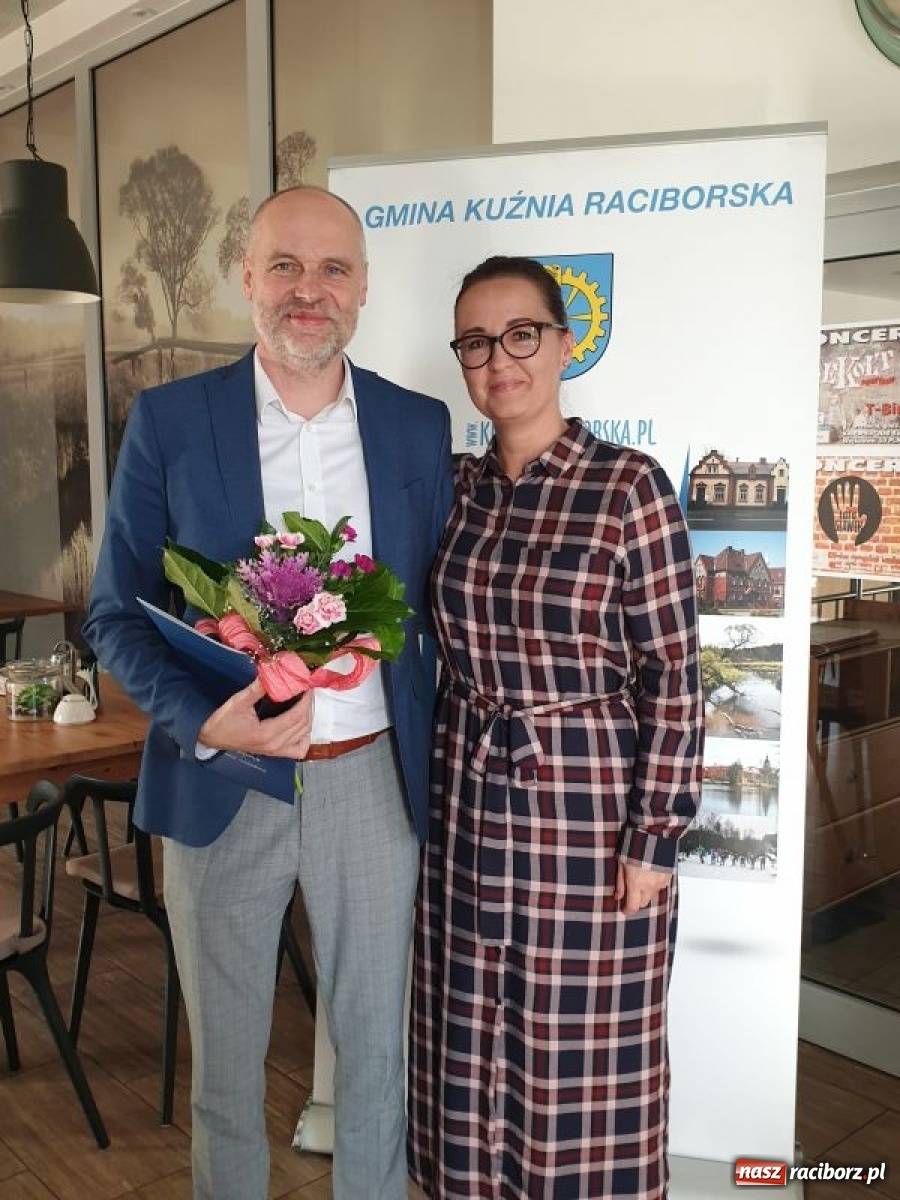 Zdjęcie w galerii na portalu naszraciborz.pl: Władze Kuźni Raciborskiej doceniły pedagogów wiadomości z regionu