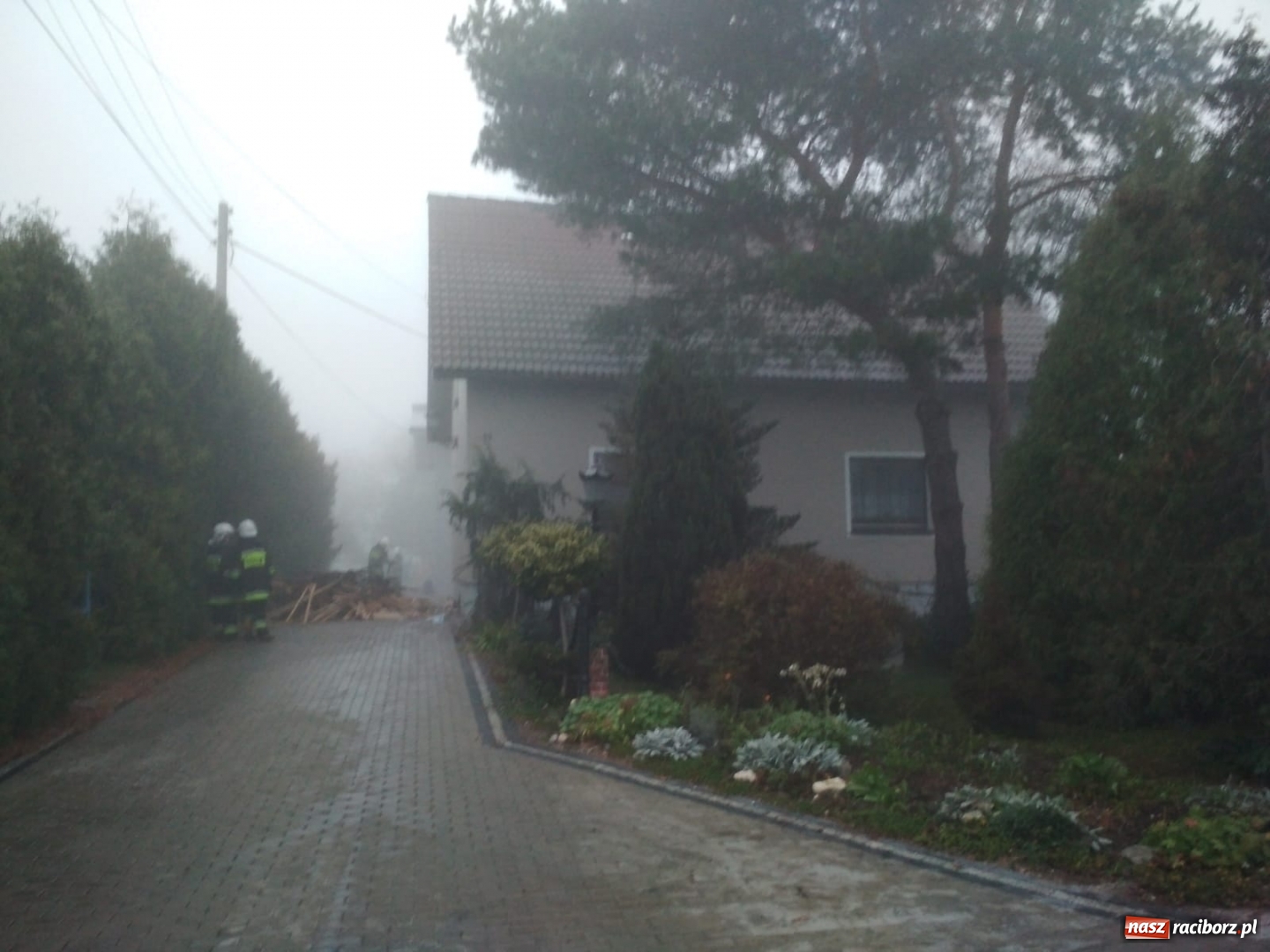 Zdjęcie w galerii na portalu naszraciborz.pl: Pożar samochodu spowodował pożar domu  wiadomości z regionu