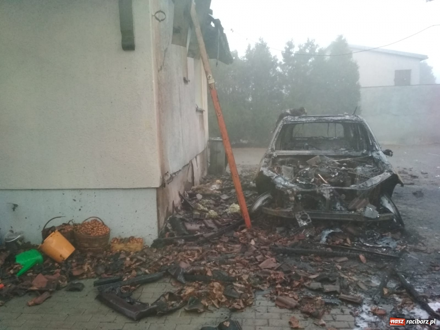 Zdjęcie w galerii na portalu naszraciborz.pl: Pożar samochodu spowodował pożar domu  wiadomości z regionu