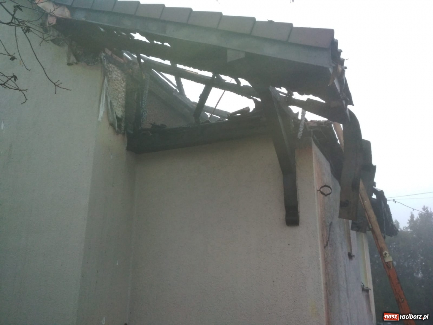 Zdjęcie w galerii na portalu naszraciborz.pl: Pożar samochodu spowodował pożar domu  wiadomości z regionu