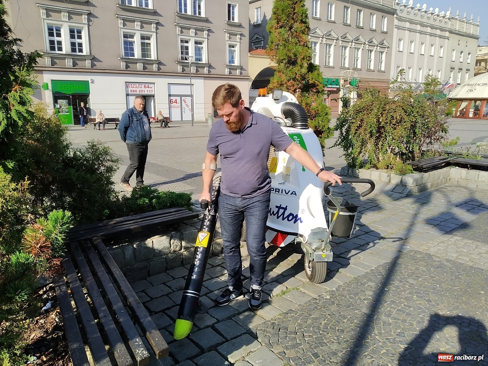 Zdjęcie w galerii na portalu naszraciborz.pl: Miejski odkurzacz na testach w Raciborzu  wiadomości z regionu