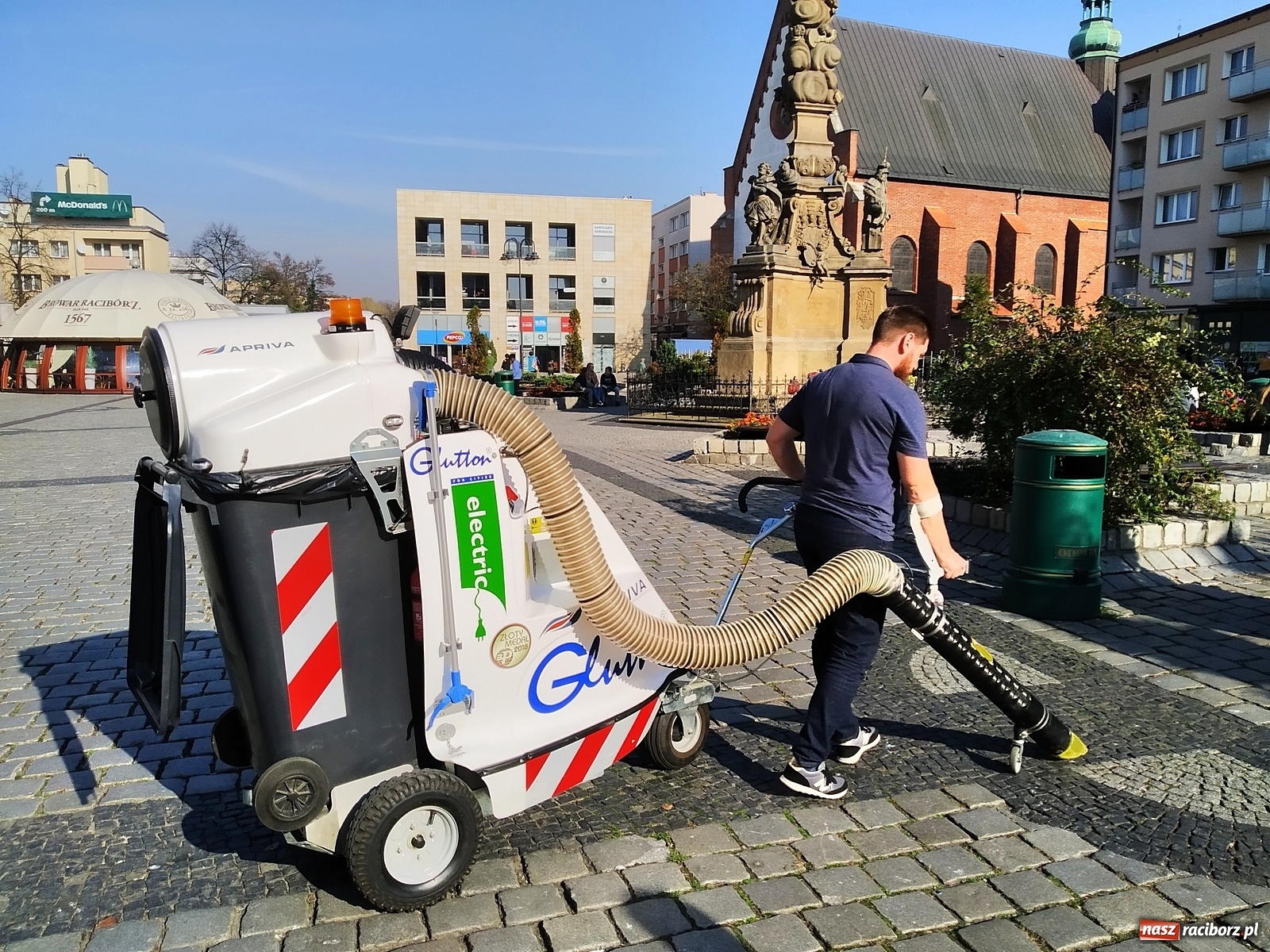 Zdjęcie w galerii na portalu naszraciborz.pl: Miejski odkurzacz na testach w Raciborzu  wiadomości z regionu