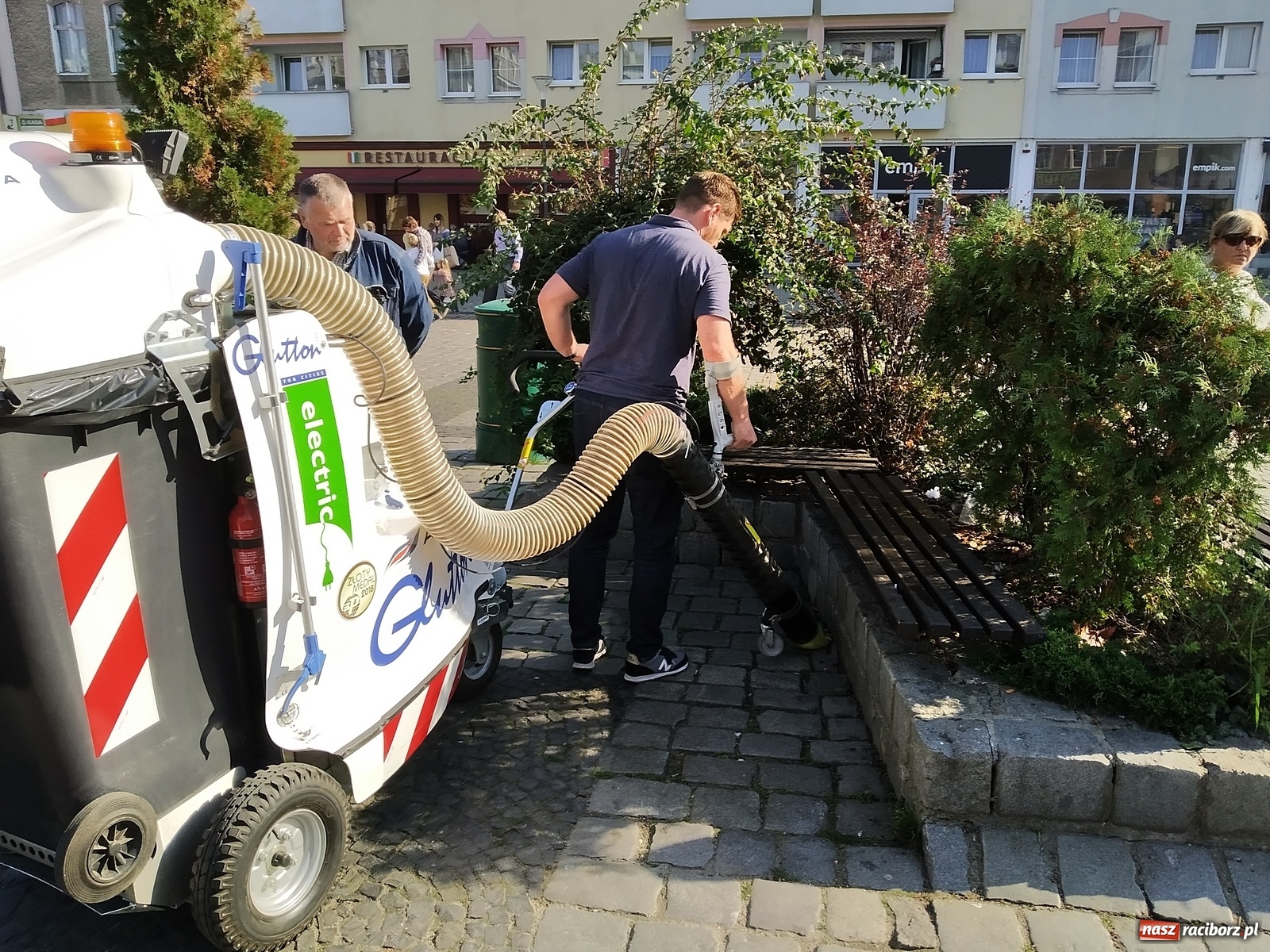 Zdjęcie w galerii na portalu naszraciborz.pl: Miejski odkurzacz na testach w Raciborzu  wiadomości z regionu