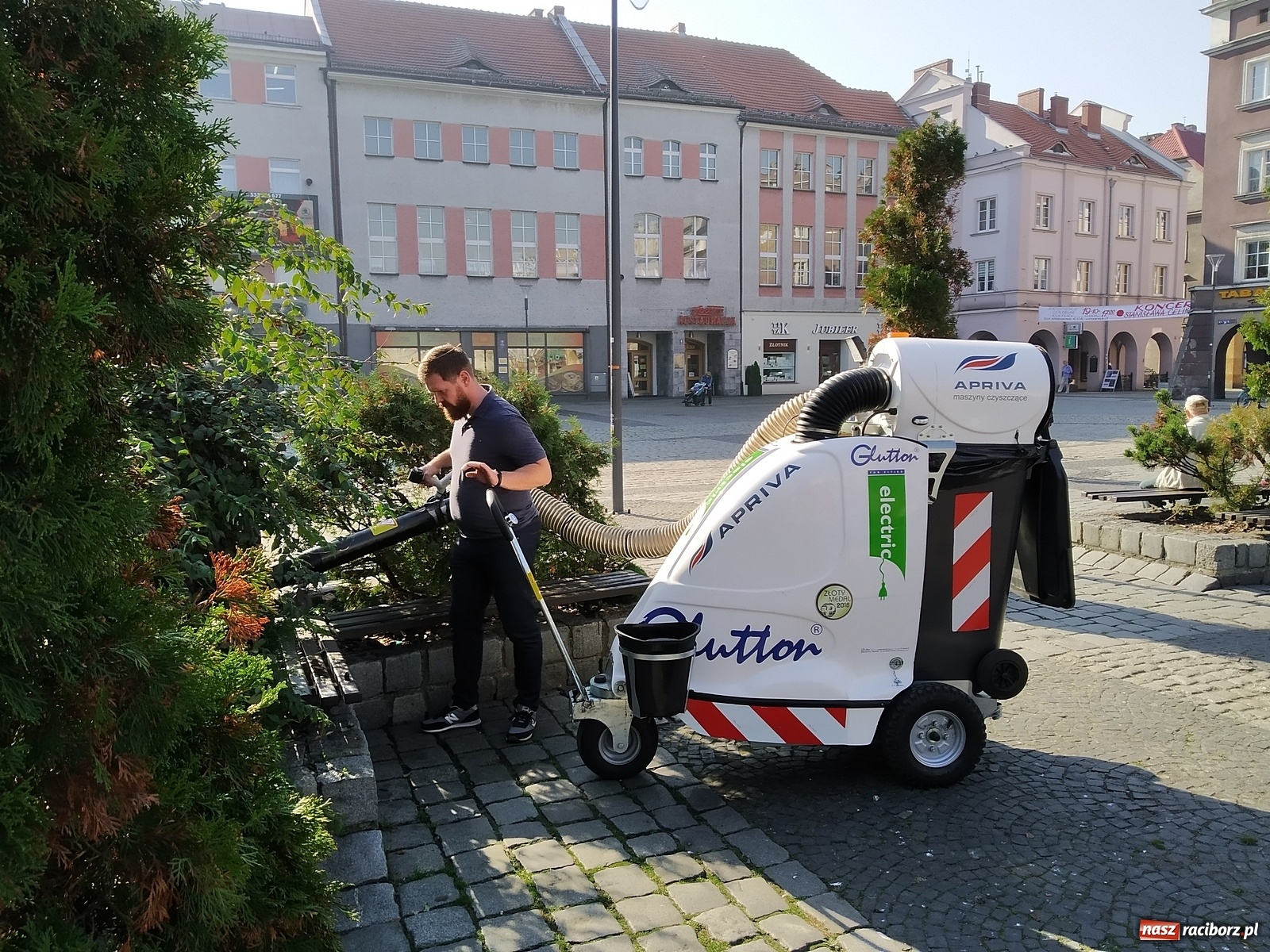 Zdjęcie w galerii na portalu naszraciborz.pl: Miejski odkurzacz na testach w Raciborzu  wiadomości z regionu