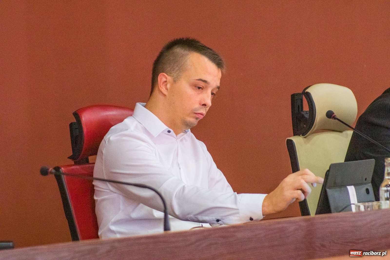 Zdjęcie w galerii na portalu naszraciborz.pl: Maszt na rondzie i tor na łyżworolki przy bulwarach  wiadomości z regionu