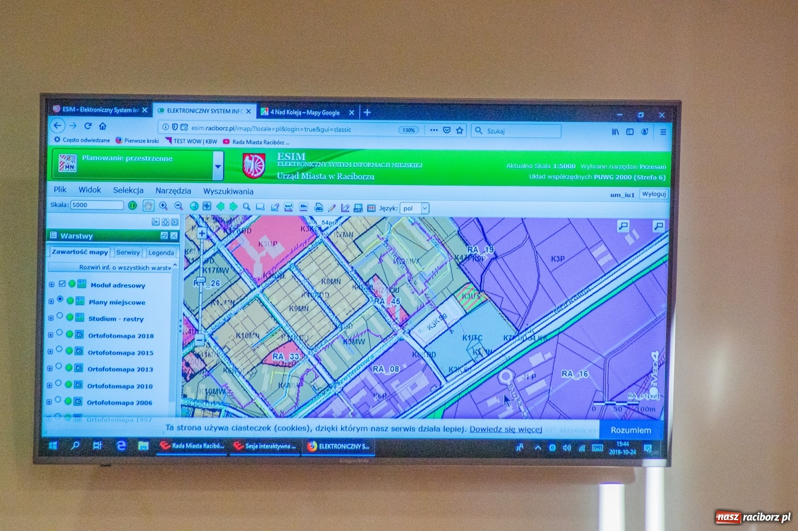 Zdjęcie w galerii na portalu naszraciborz.pl: Maszt na rondzie i tor na łyżworolki przy bulwarach  wiadomości z regionu