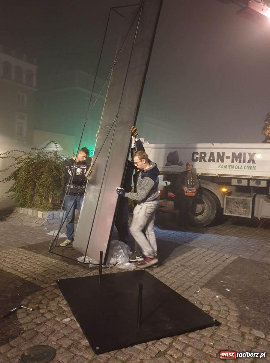 Zdjęcie w galerii na portalu naszraciborz.pl: K-dron. Tajemniczy obiekt na raciborskim rynku  wiadomości z regionu