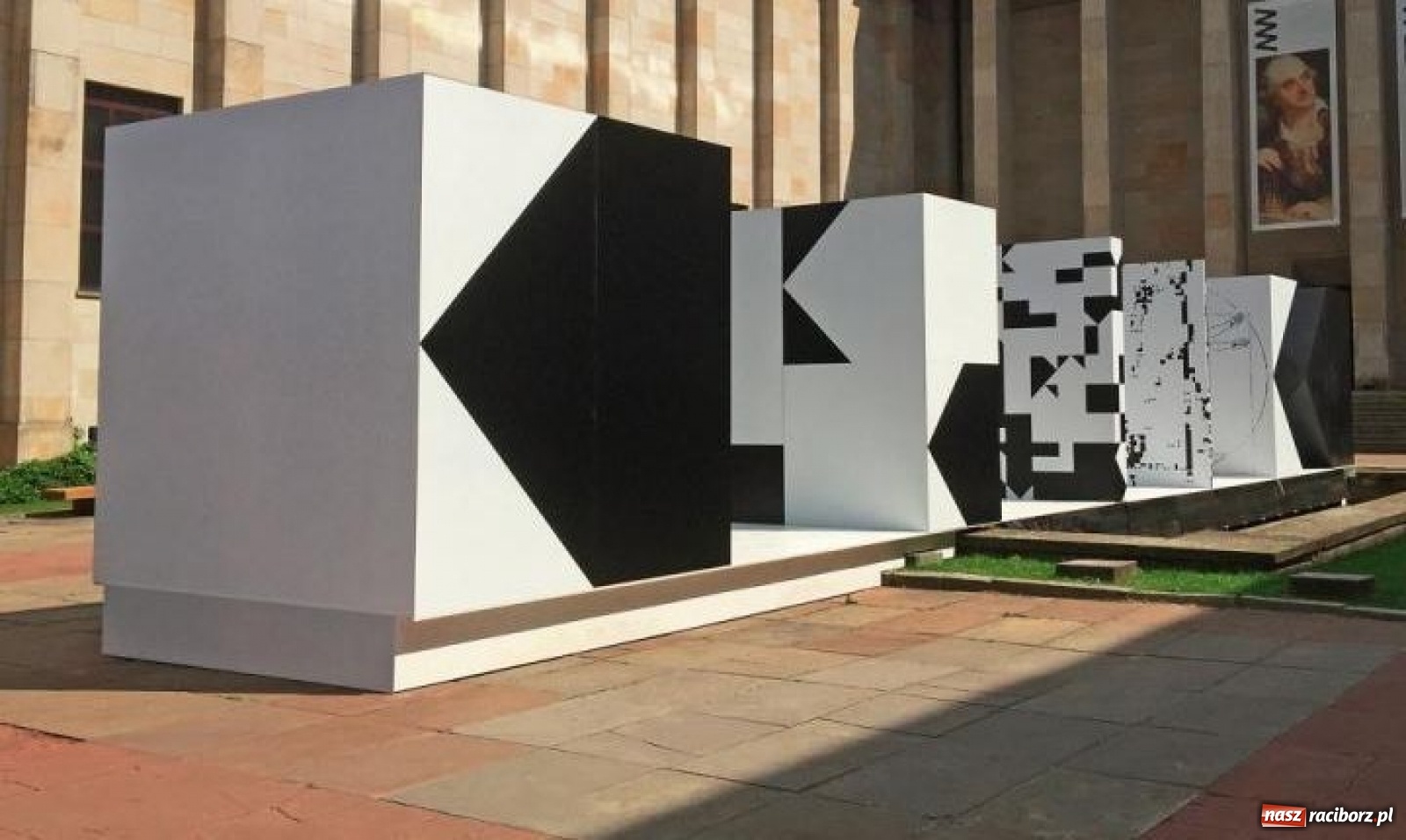 Zdjęcie w galerii na portalu naszraciborz.pl: K-dron. Tajemniczy obiekt na raciborskim rynku  wiadomości z regionu