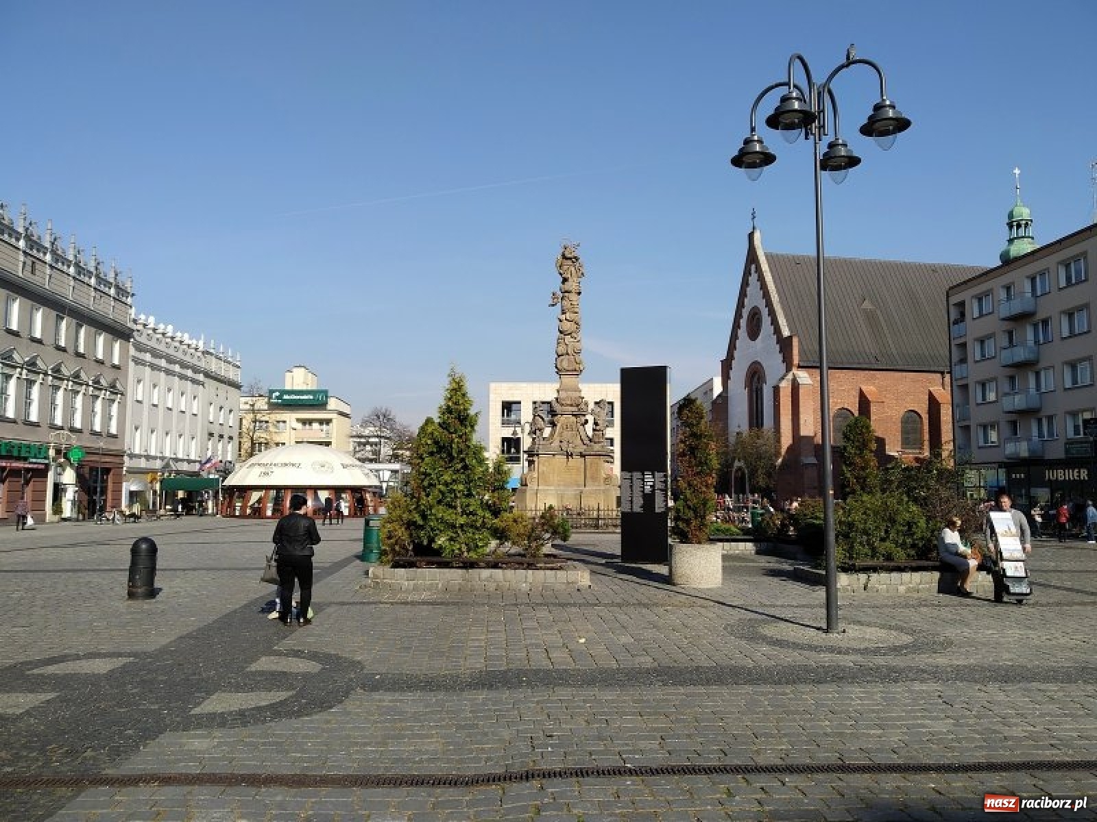 Zdjęcie w galerii na portalu naszraciborz.pl: K-dron. Tajemniczy obiekt na raciborskim rynku  wiadomości z regionu