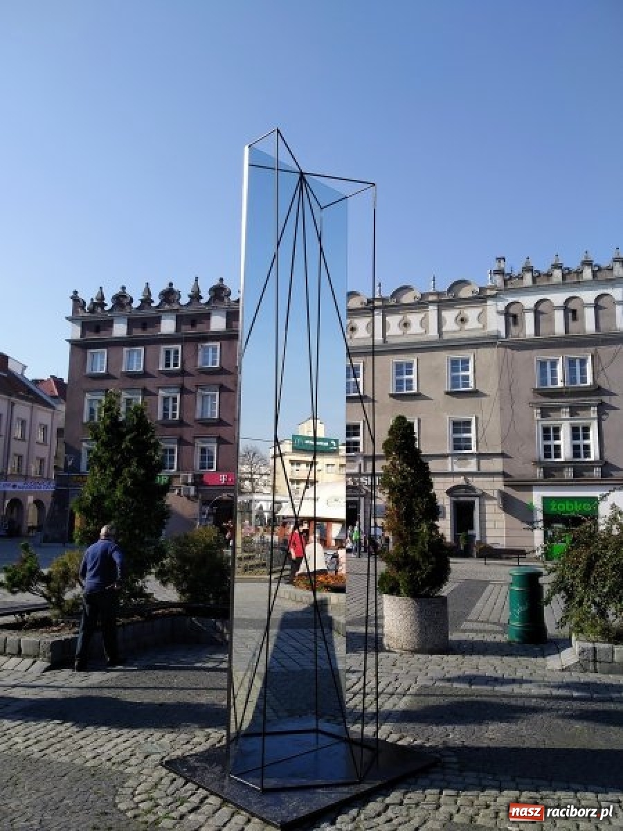 Zdjęcie w galerii na portalu naszraciborz.pl: K-dron. Tajemniczy obiekt na raciborskim rynku  wiadomości z regionu