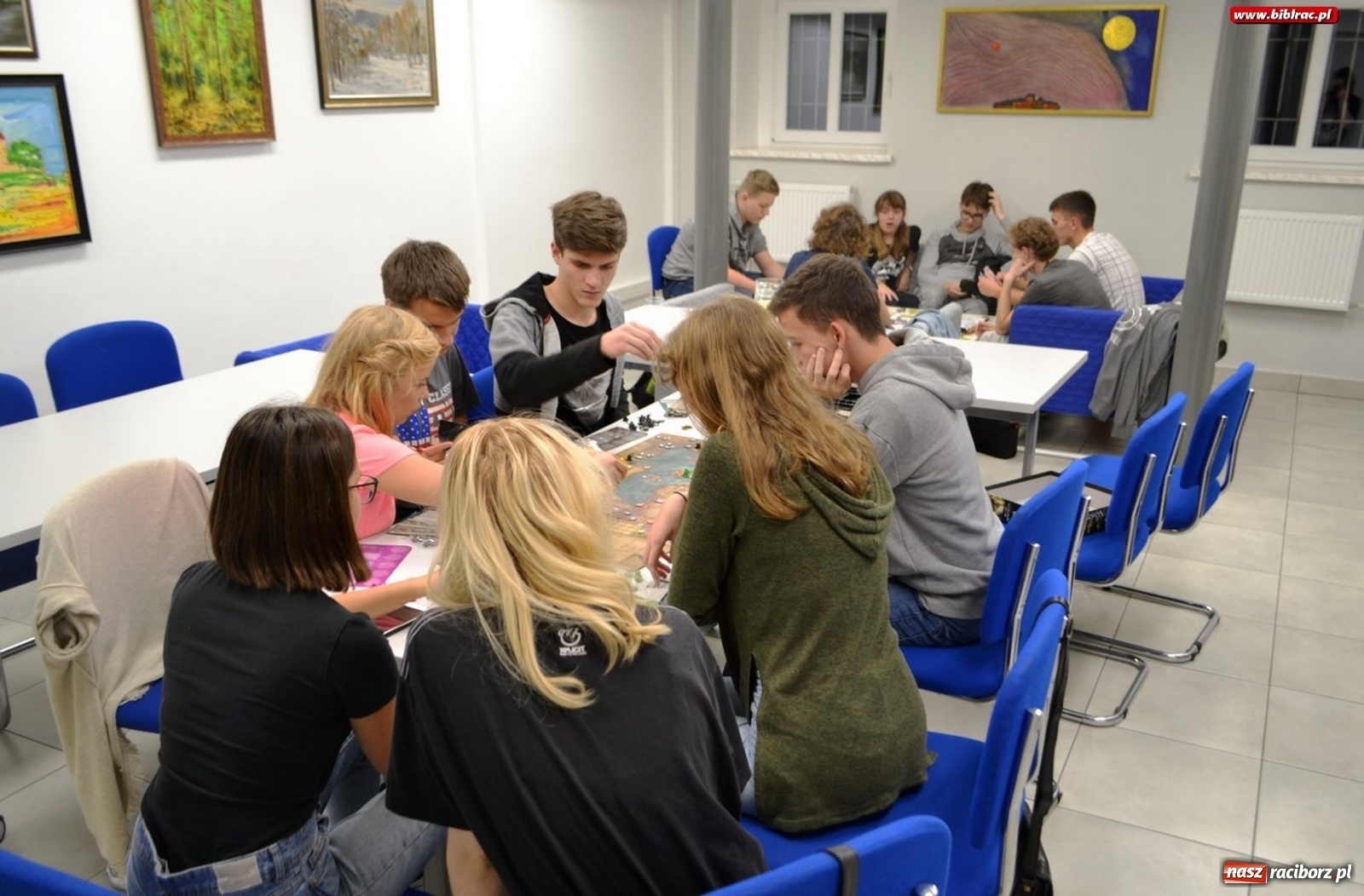 Zdjęcie w galerii na portalu naszraciborz.pl: Pograjmy razem. Klub gier planszowych w raciborskiej książnicy wiadomości z regionu