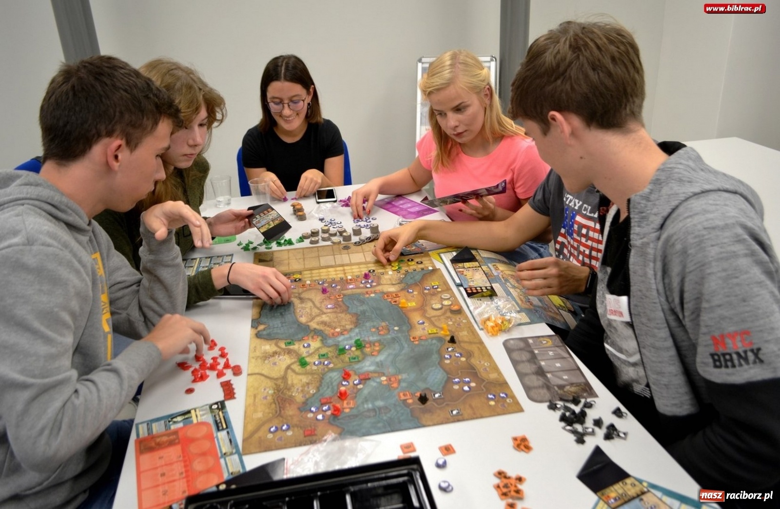 Zdjęcie w galerii na portalu naszraciborz.pl: Pograjmy razem. Klub gier planszowych w raciborskiej książnicy wiadomości z regionu