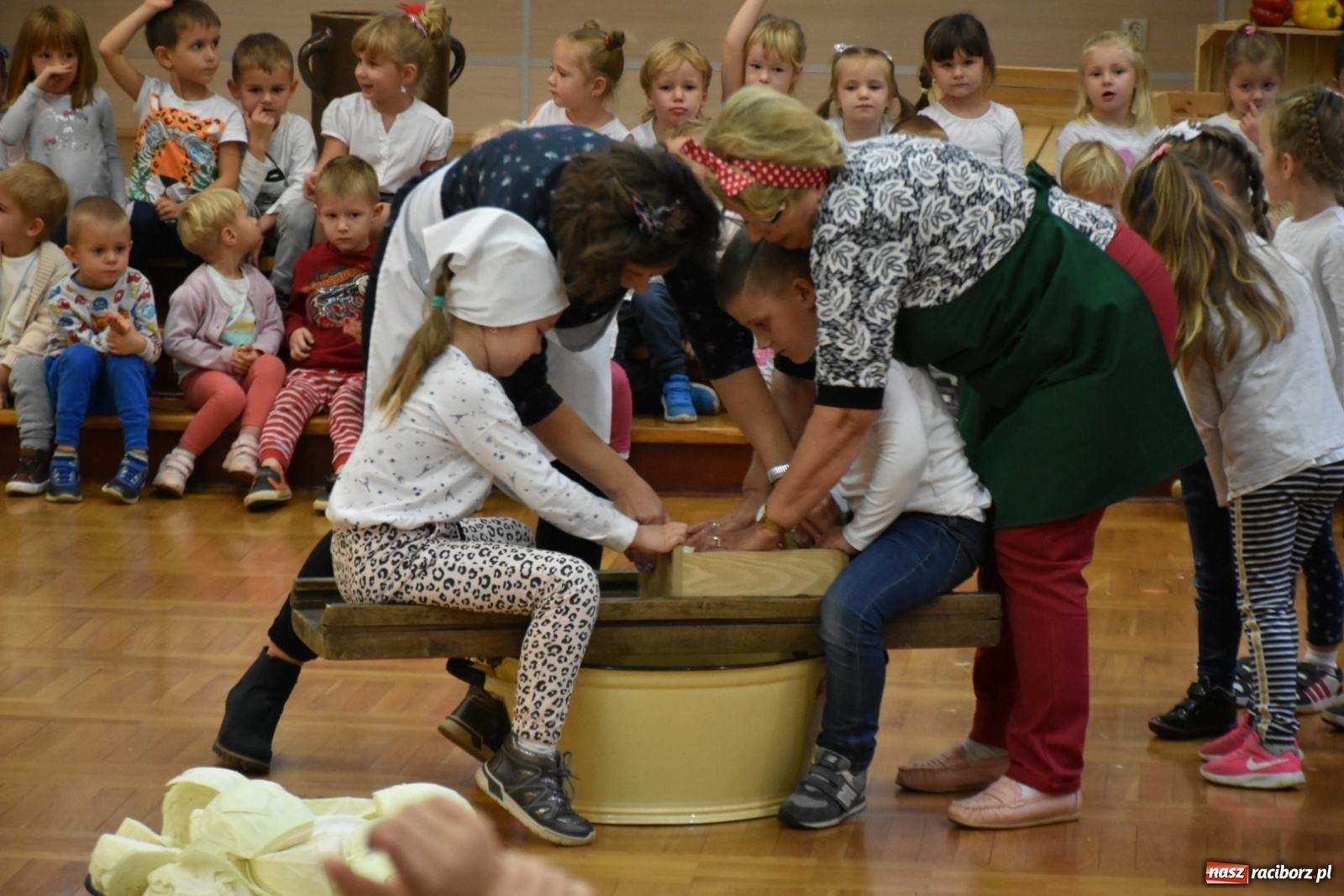 Zdjęcie w galerii na portalu naszraciborz.pl: Kiszenie kapusty po staremu [FOTO]  wiadomości z regionu