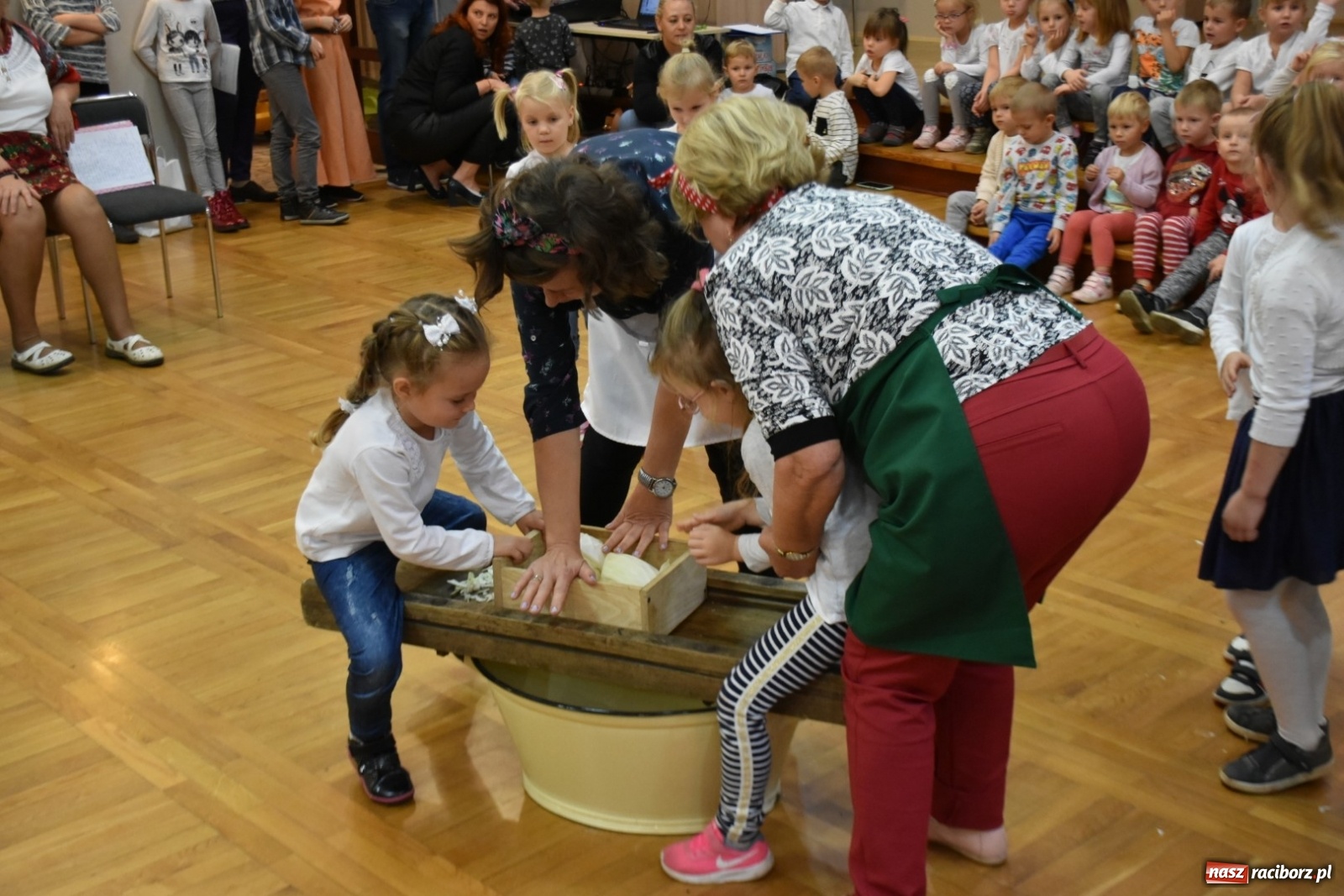 Zdjęcie w galerii na portalu naszraciborz.pl: Kiszenie kapusty po staremu [FOTO]  wiadomości z regionu