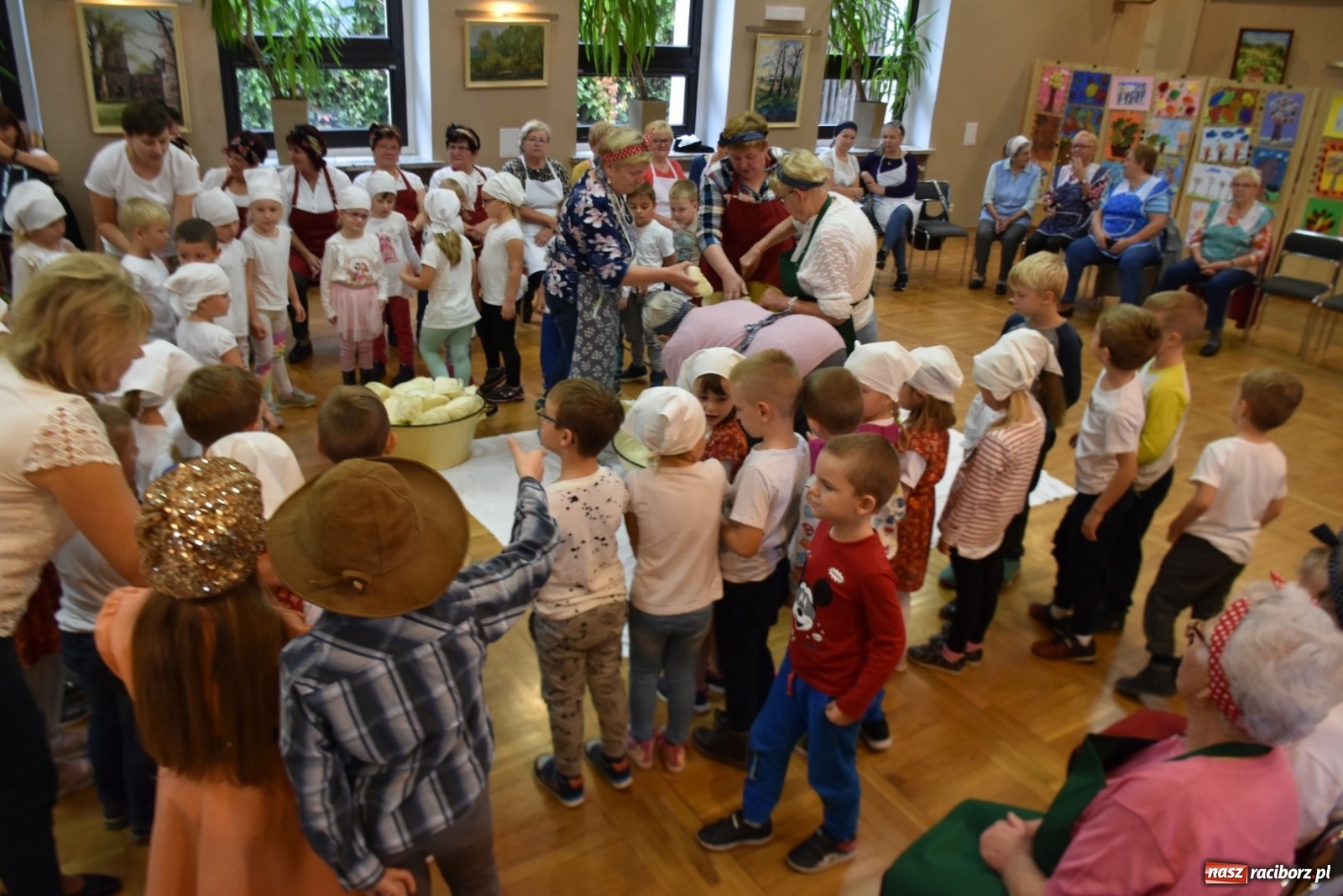 Zdjęcie w galerii na portalu naszraciborz.pl: Kiszenie kapusty po staremu [FOTO]  wiadomości z regionu