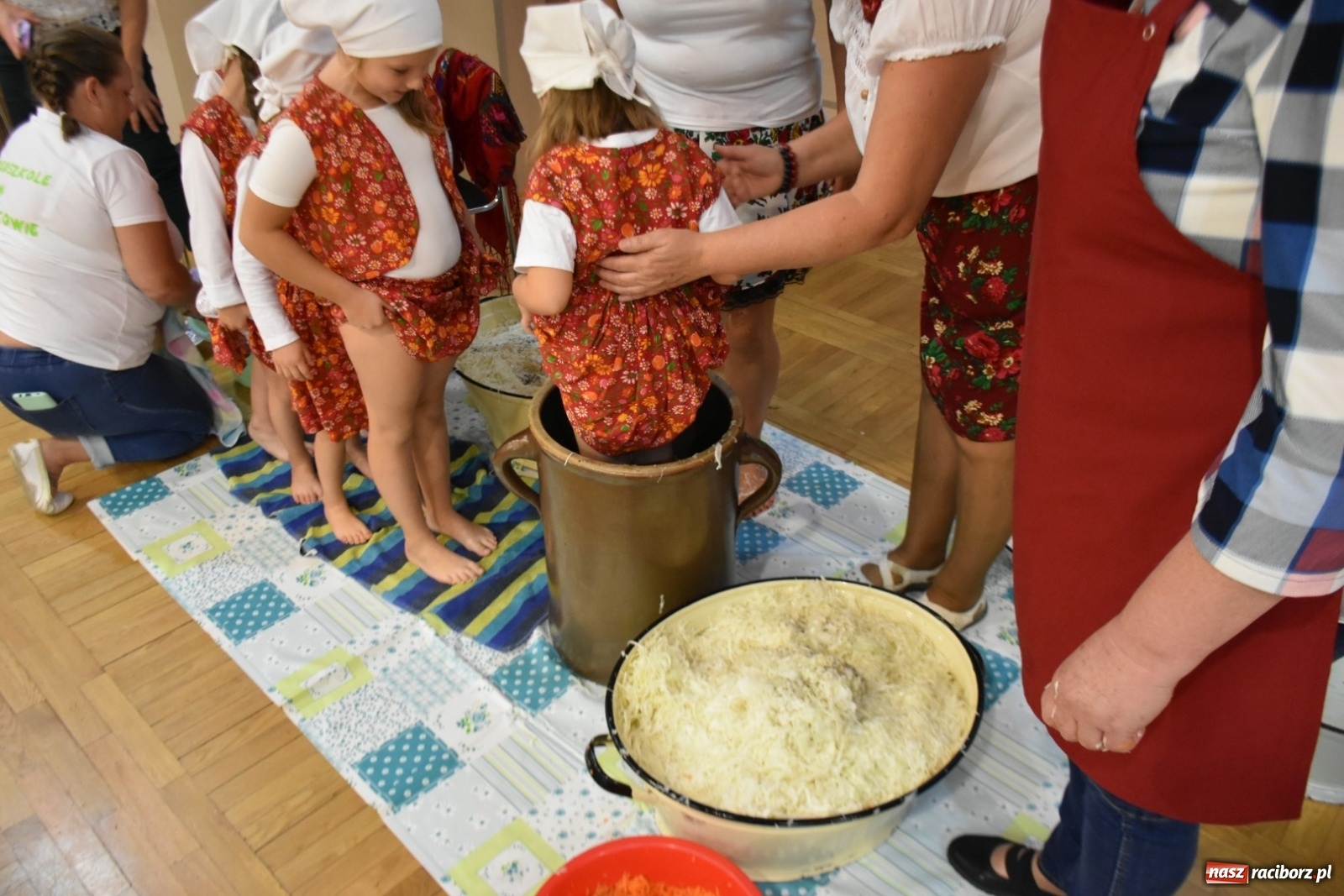 Zdjęcie w galerii na portalu naszraciborz.pl: Kiszenie kapusty po staremu [FOTO]  wiadomości z regionu