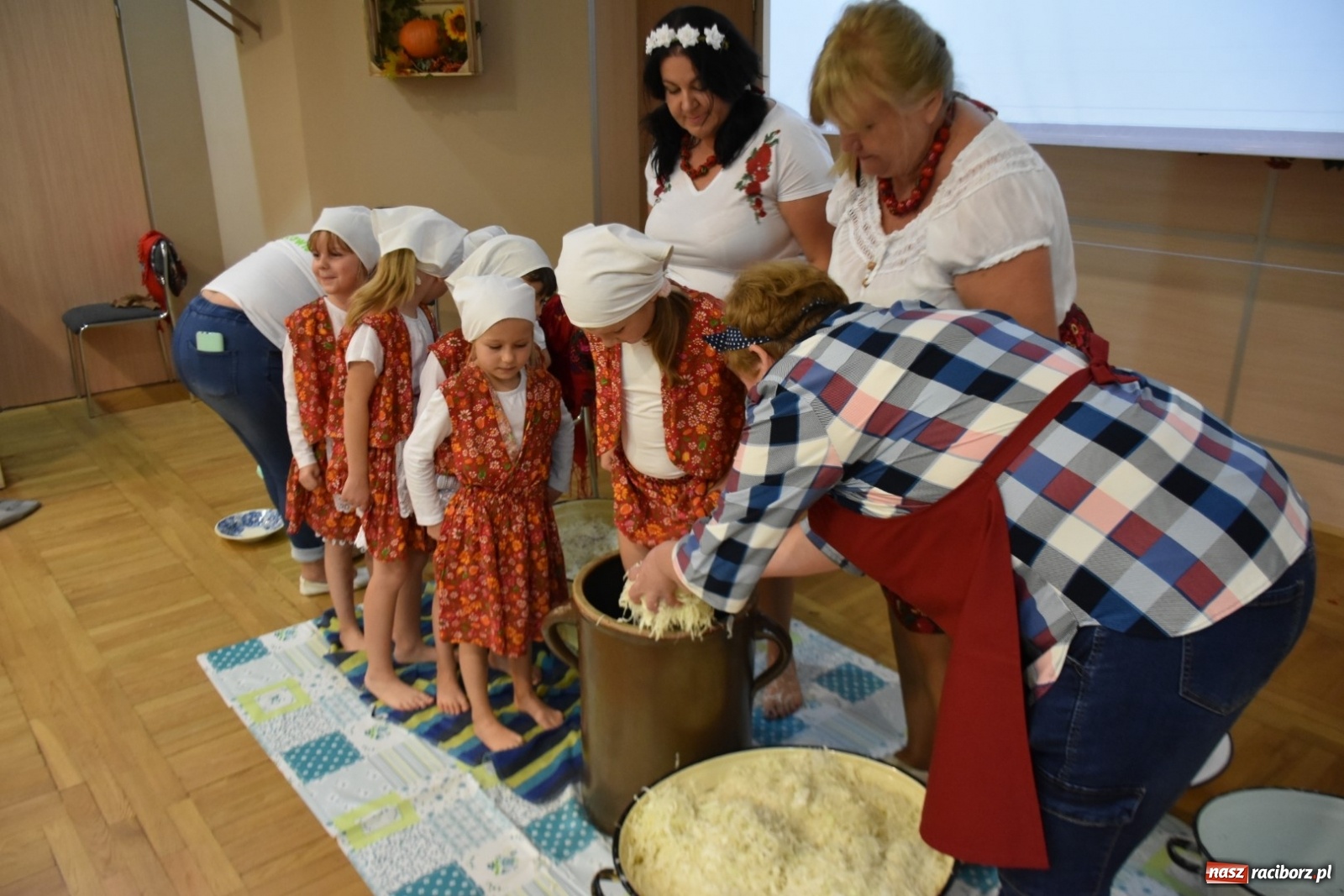 Zdjęcie w galerii na portalu naszraciborz.pl: Kiszenie kapusty po staremu [FOTO]  wiadomości z regionu