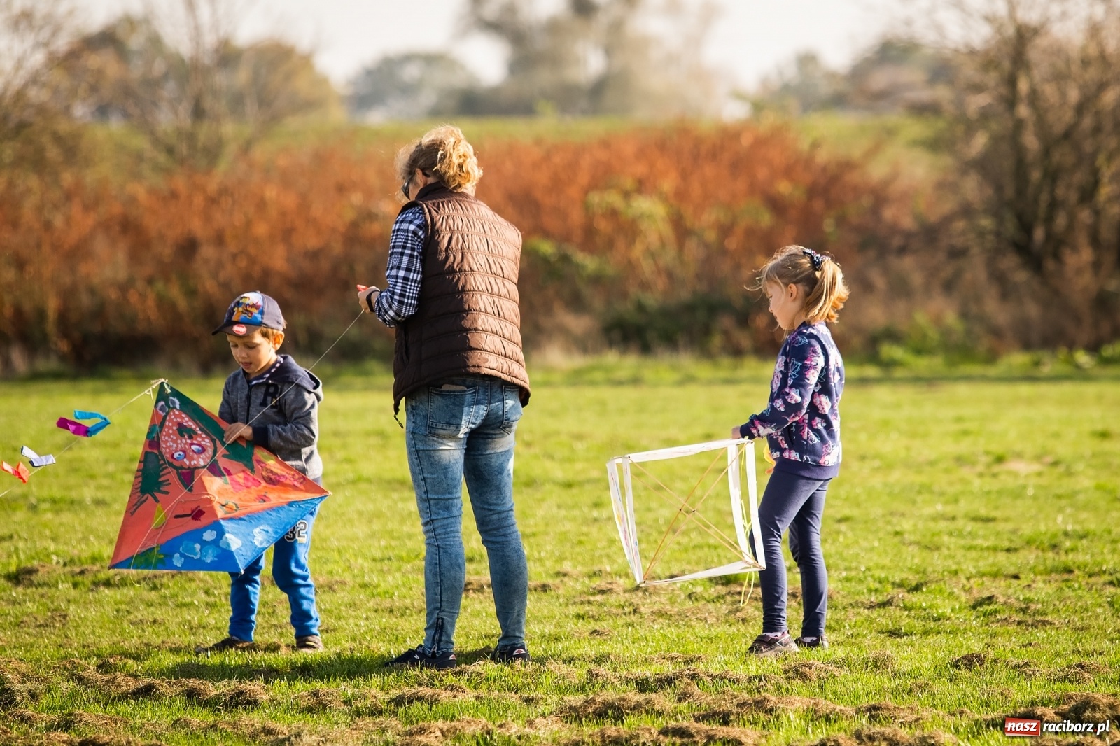 Zdjęcie w galerii na portalu naszraciborz.pl: Zawody latawcowe przy Adamczyka wiadomości z regionu