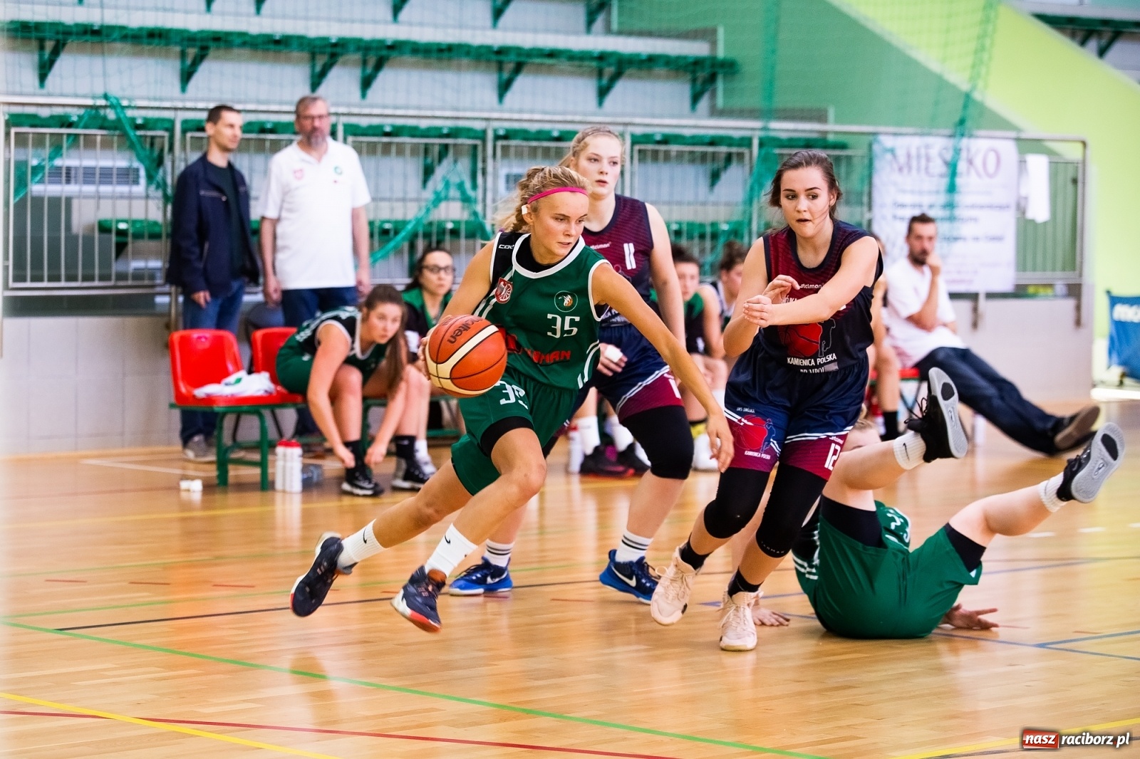 Zdjęcie w galerii na portalu naszraciborz.pl: Koszykówka. Kamienica Polska poległa w Raciborzu wiadomości z regionu