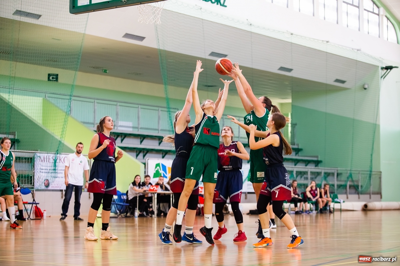 Zdjęcie w galerii na portalu naszraciborz.pl: Koszykówka. Kamienica Polska poległa w Raciborzu wiadomości z regionu