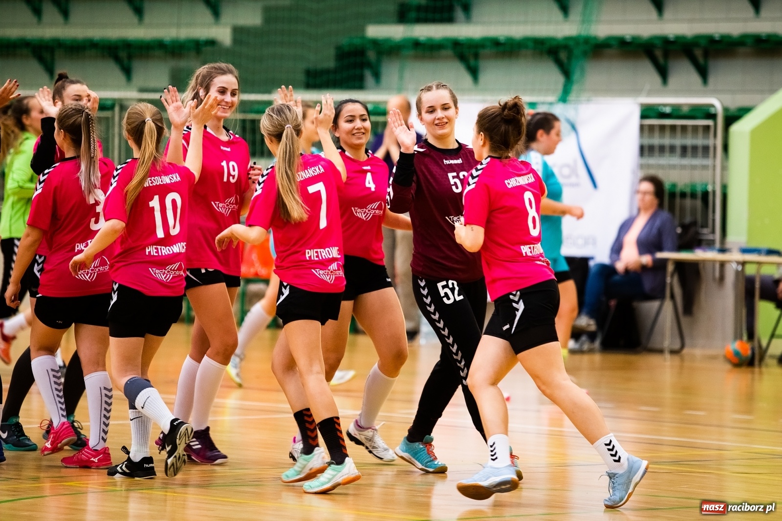 Zdjęcie w galerii na portalu naszraciborz.pl: Szczypiornistki Pietrowic lepsze od Michałkowic wiadomości z regionu