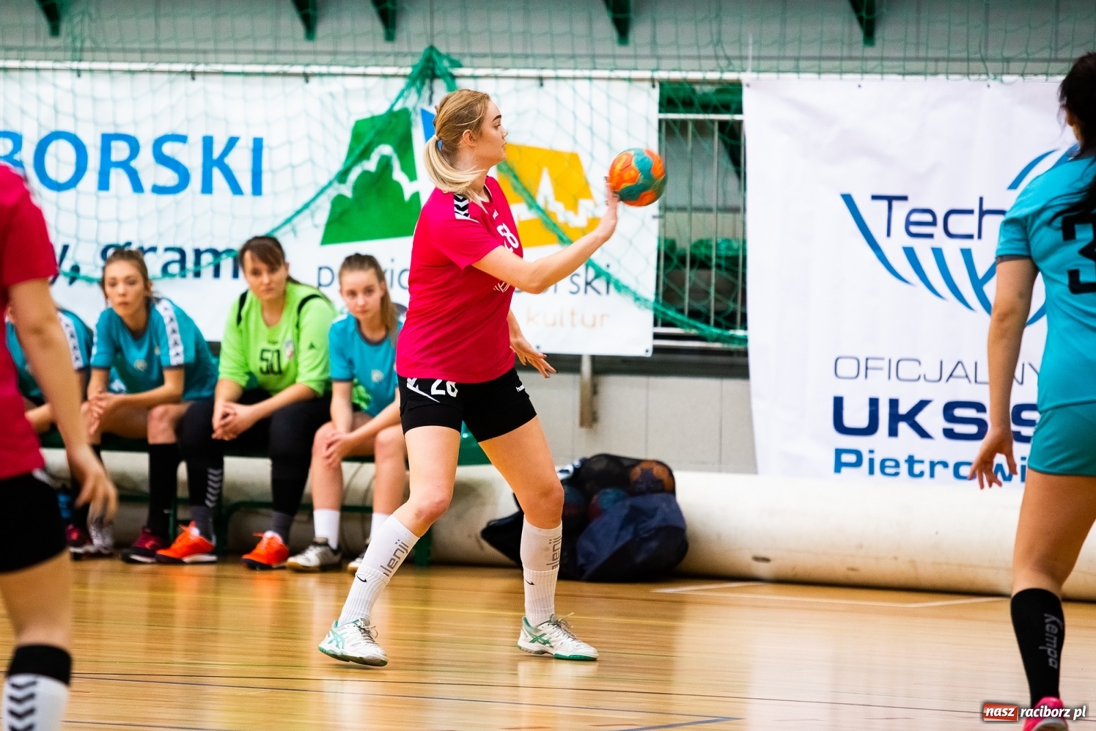 Zdjęcie w galerii na portalu naszraciborz.pl: Szczypiornistki Pietrowic lepsze od Michałkowic wiadomości z regionu