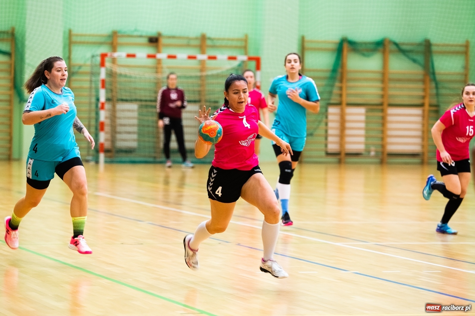 Zdjęcie w galerii na portalu naszraciborz.pl: Szczypiornistki Pietrowic lepsze od Michałkowic wiadomości z regionu