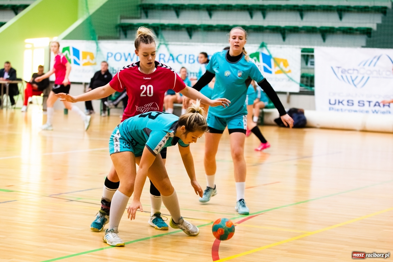 Zdjęcie w galerii na portalu naszraciborz.pl: Szczypiornistki Pietrowic lepsze od Michałkowic wiadomości z regionu