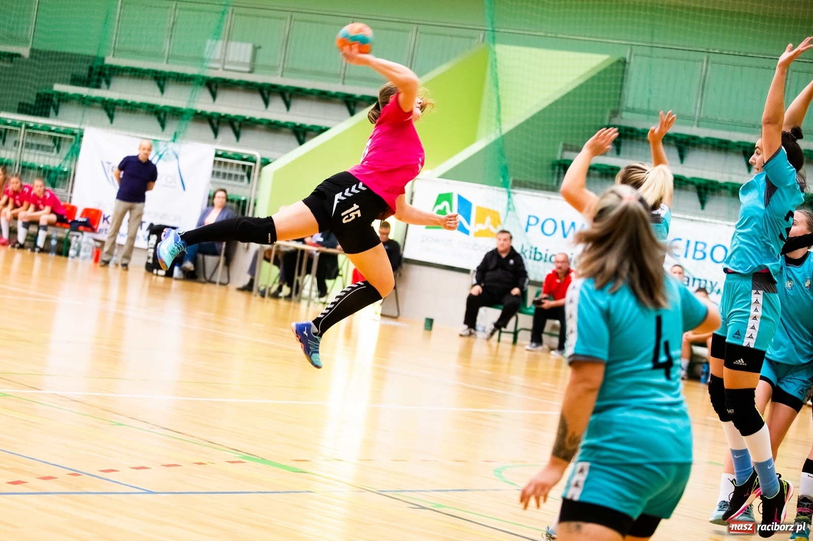 Zdjęcie w galerii na portalu naszraciborz.pl: Szczypiornistki Pietrowic lepsze od Michałkowic wiadomości z regionu