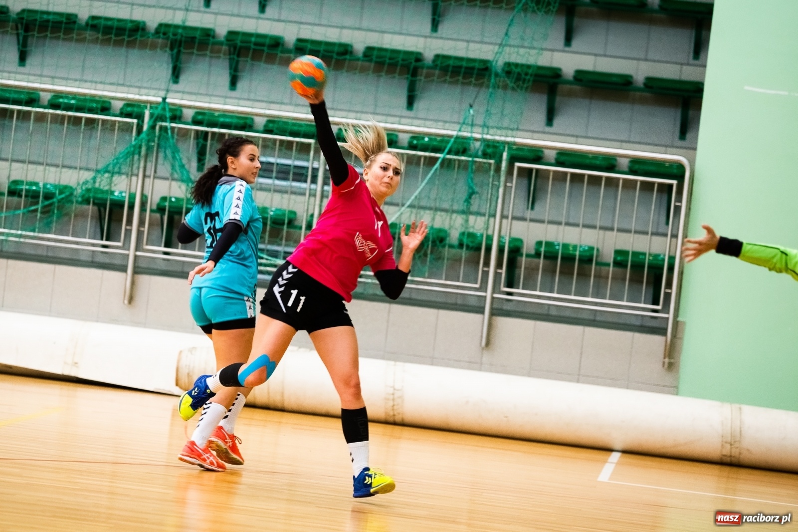 Zdjęcie w galerii na portalu naszraciborz.pl: Szczypiornistki Pietrowic lepsze od Michałkowic wiadomości z regionu