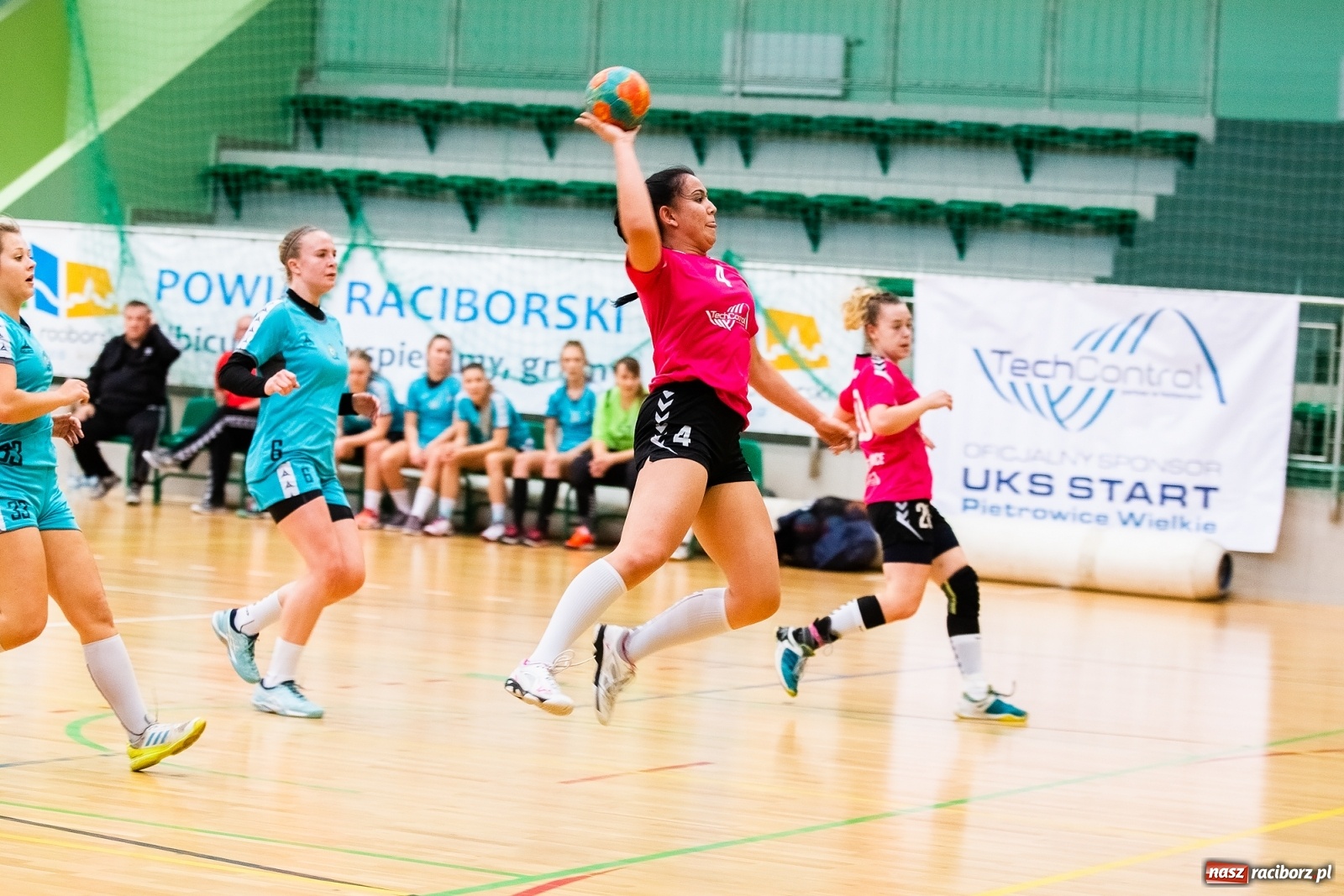 Zdjęcie w galerii na portalu naszraciborz.pl: Szczypiornistki Pietrowic lepsze od Michałkowic wiadomości z regionu