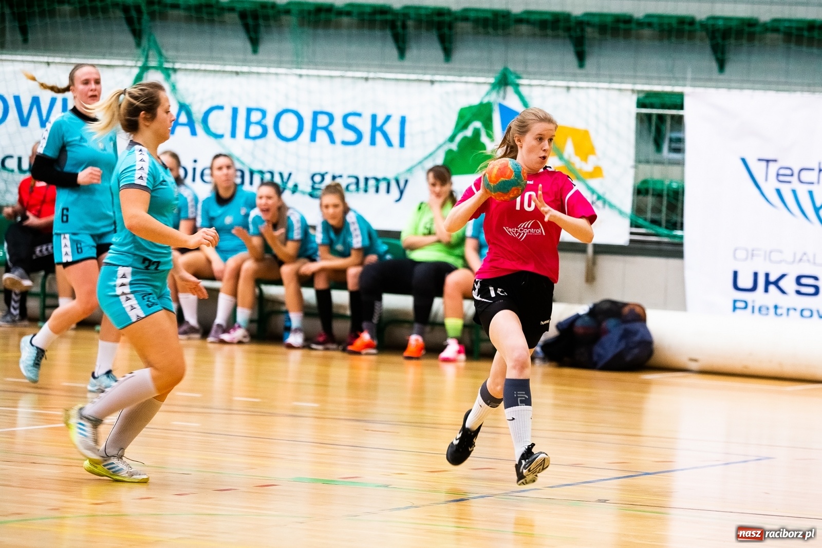 Zdjęcie w galerii na portalu naszraciborz.pl: Szczypiornistki Pietrowic lepsze od Michałkowic wiadomości z regionu