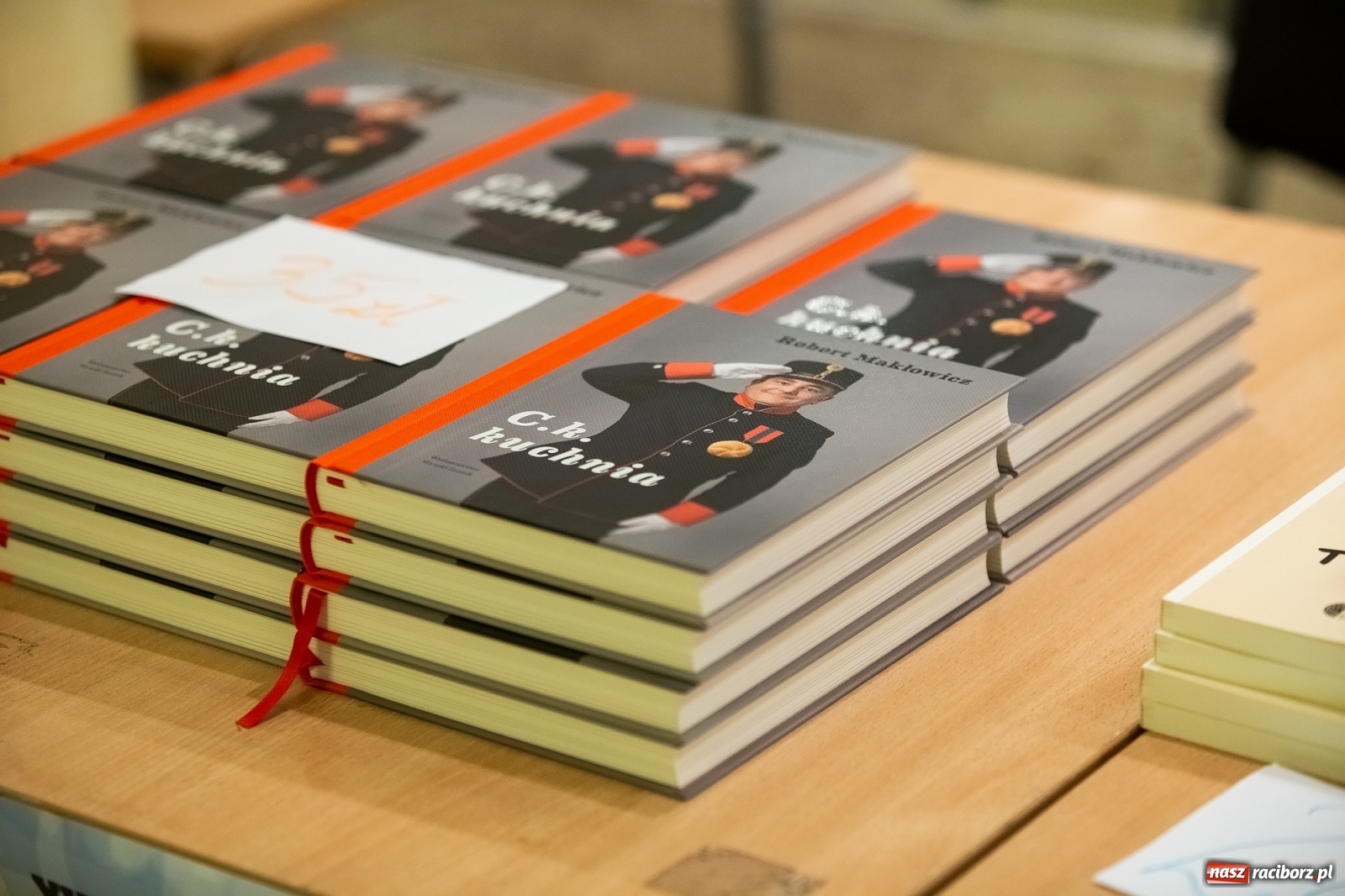 Zdjęcie w galerii na portalu naszraciborz.pl: Robert Makłowicz gościem specjalnym XVI Festiwalu Podróżniczego Wiatraki wiadomości z regionu