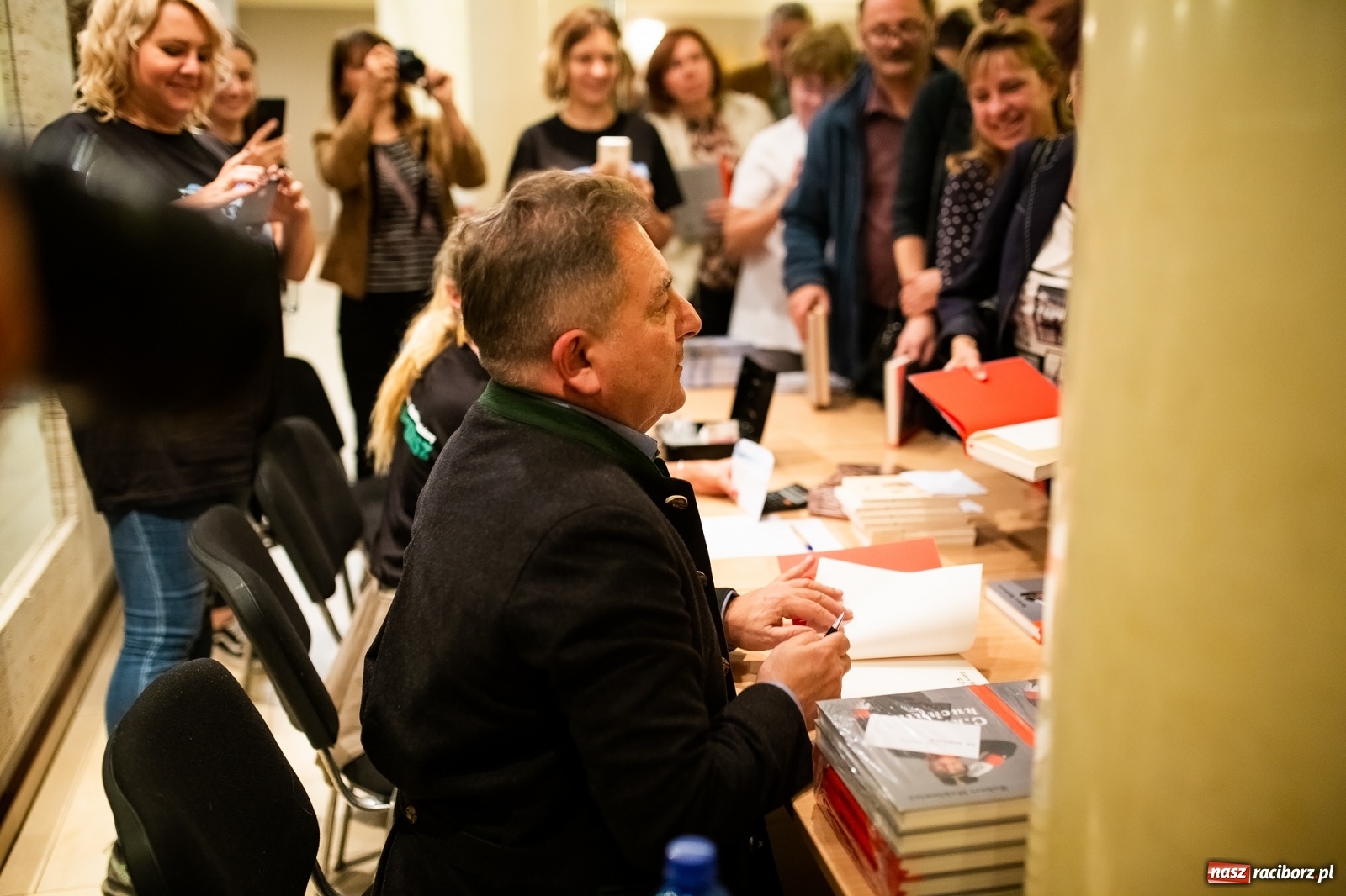 Zdjęcie w galerii na portalu naszraciborz.pl: Robert Makłowicz gościem specjalnym XVI Festiwalu Podróżniczego Wiatraki wiadomości z regionu