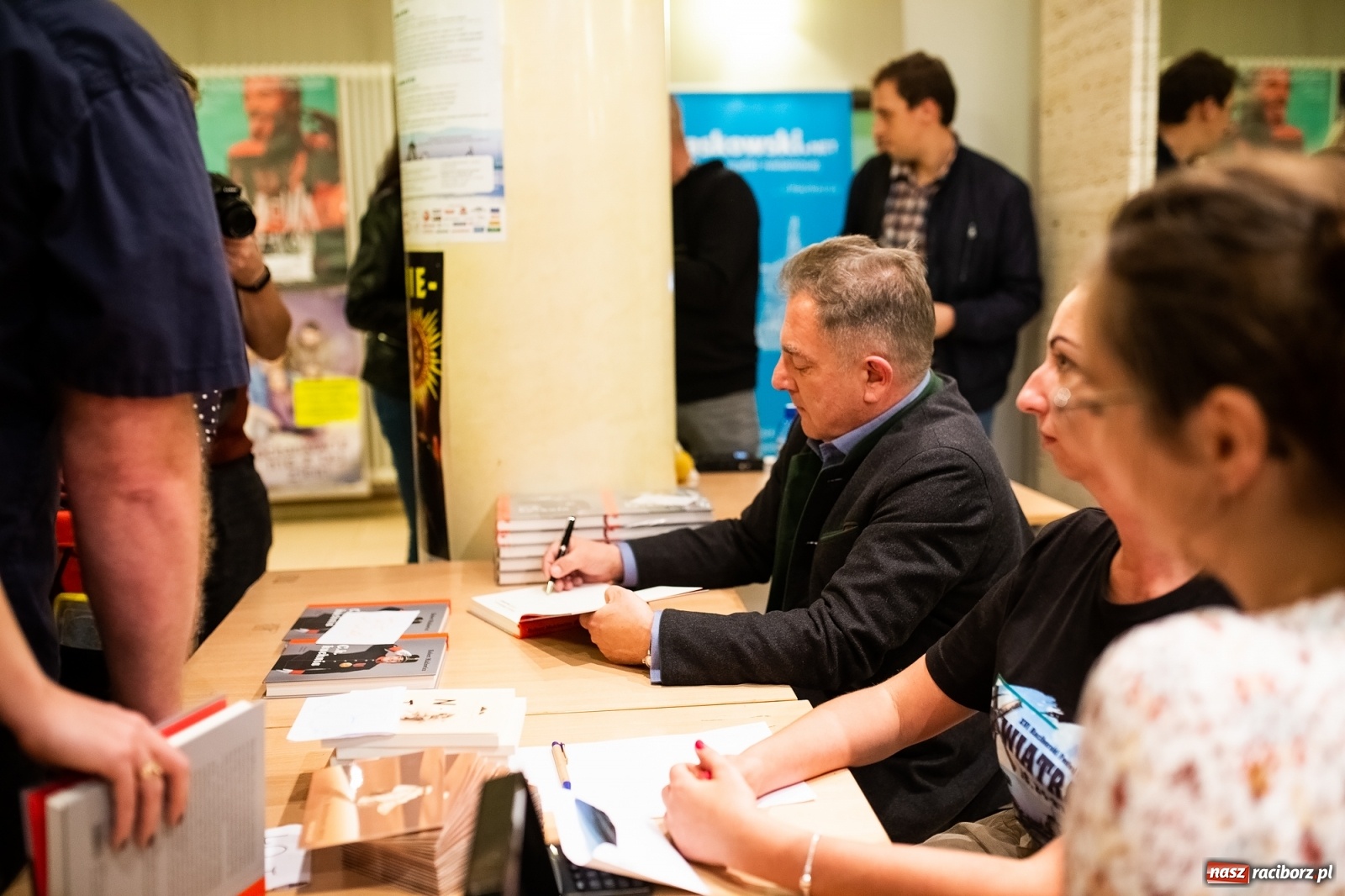 Zdjęcie w galerii na portalu naszraciborz.pl: Robert Makłowicz gościem specjalnym XVI Festiwalu Podróżniczego Wiatraki wiadomości z regionu