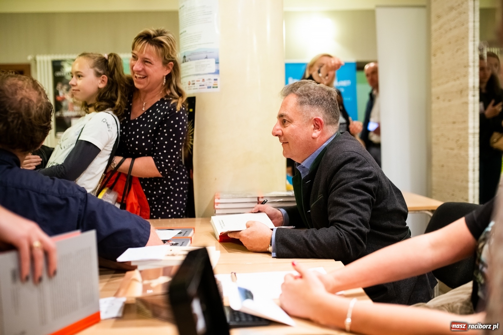 Zdjęcie w galerii na portalu naszraciborz.pl: Robert Makłowicz gościem specjalnym XVI Festiwalu Podróżniczego Wiatraki wiadomości z regionu
