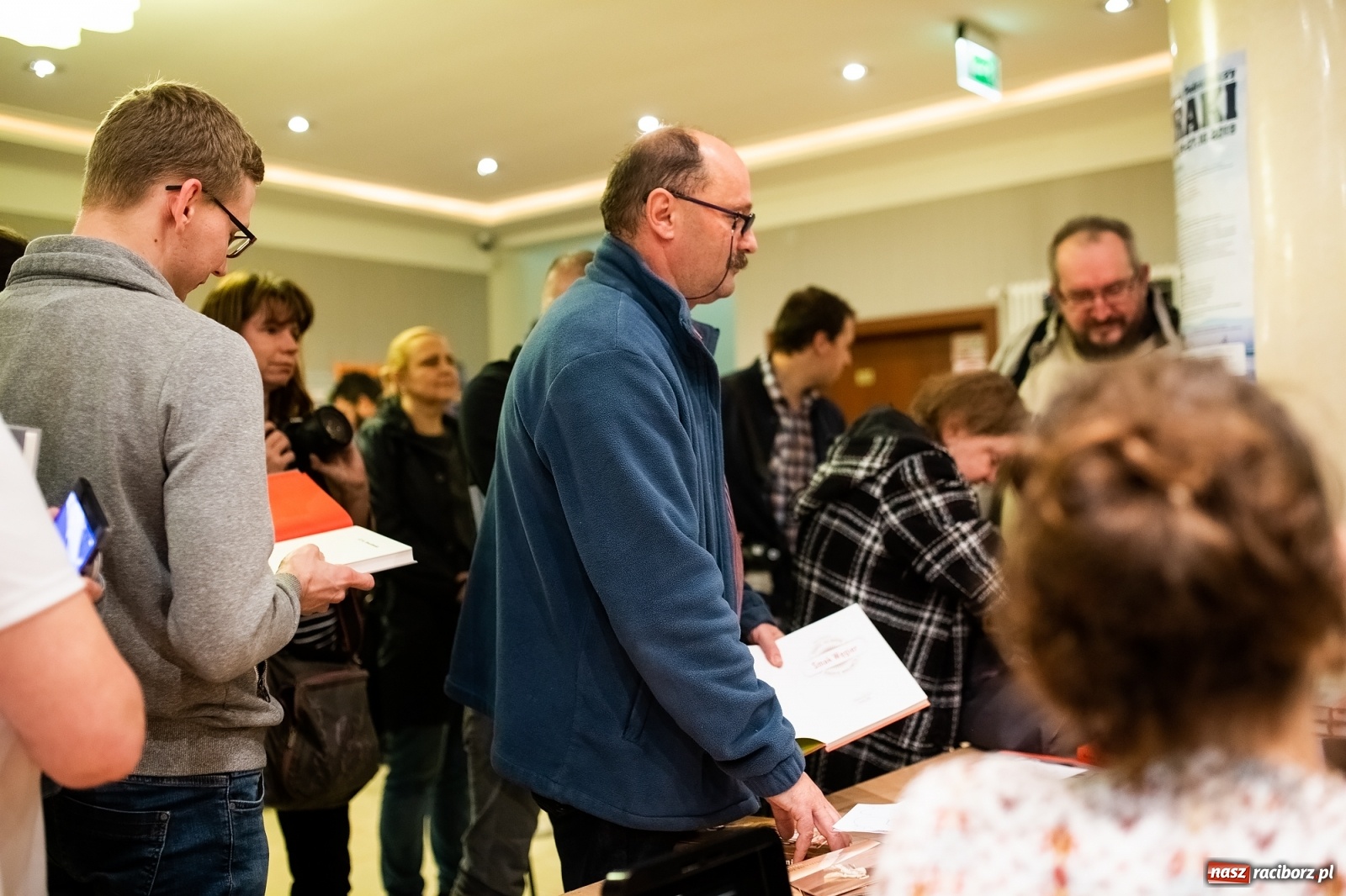 Zdjęcie w galerii na portalu naszraciborz.pl: Robert Makłowicz gościem specjalnym XVI Festiwalu Podróżniczego Wiatraki wiadomości z regionu