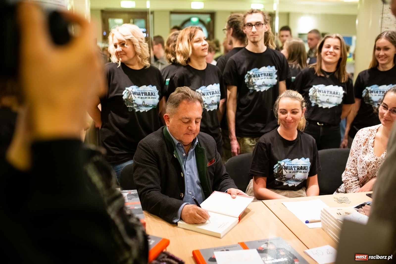 Zdjęcie w galerii na portalu naszraciborz.pl: Robert Makłowicz gościem specjalnym XVI Festiwalu Podróżniczego Wiatraki wiadomości z regionu