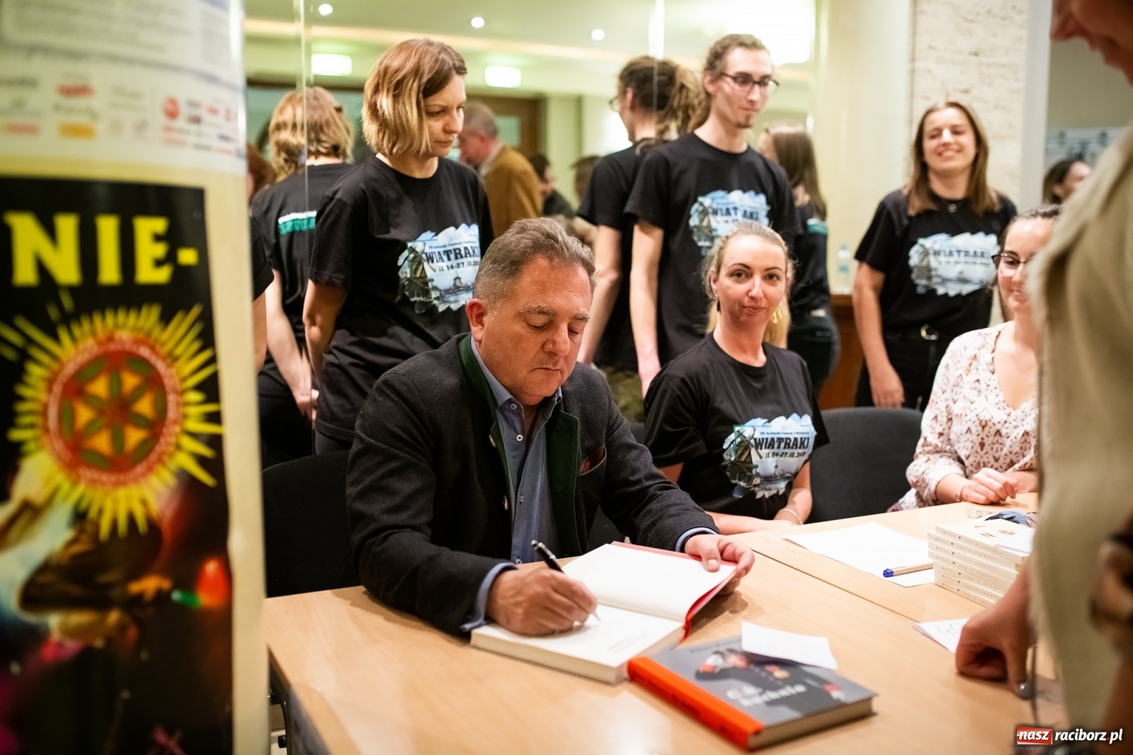 Zdjęcie w galerii na portalu naszraciborz.pl: Robert Makłowicz gościem specjalnym XVI Festiwalu Podróżniczego Wiatraki wiadomości z regionu