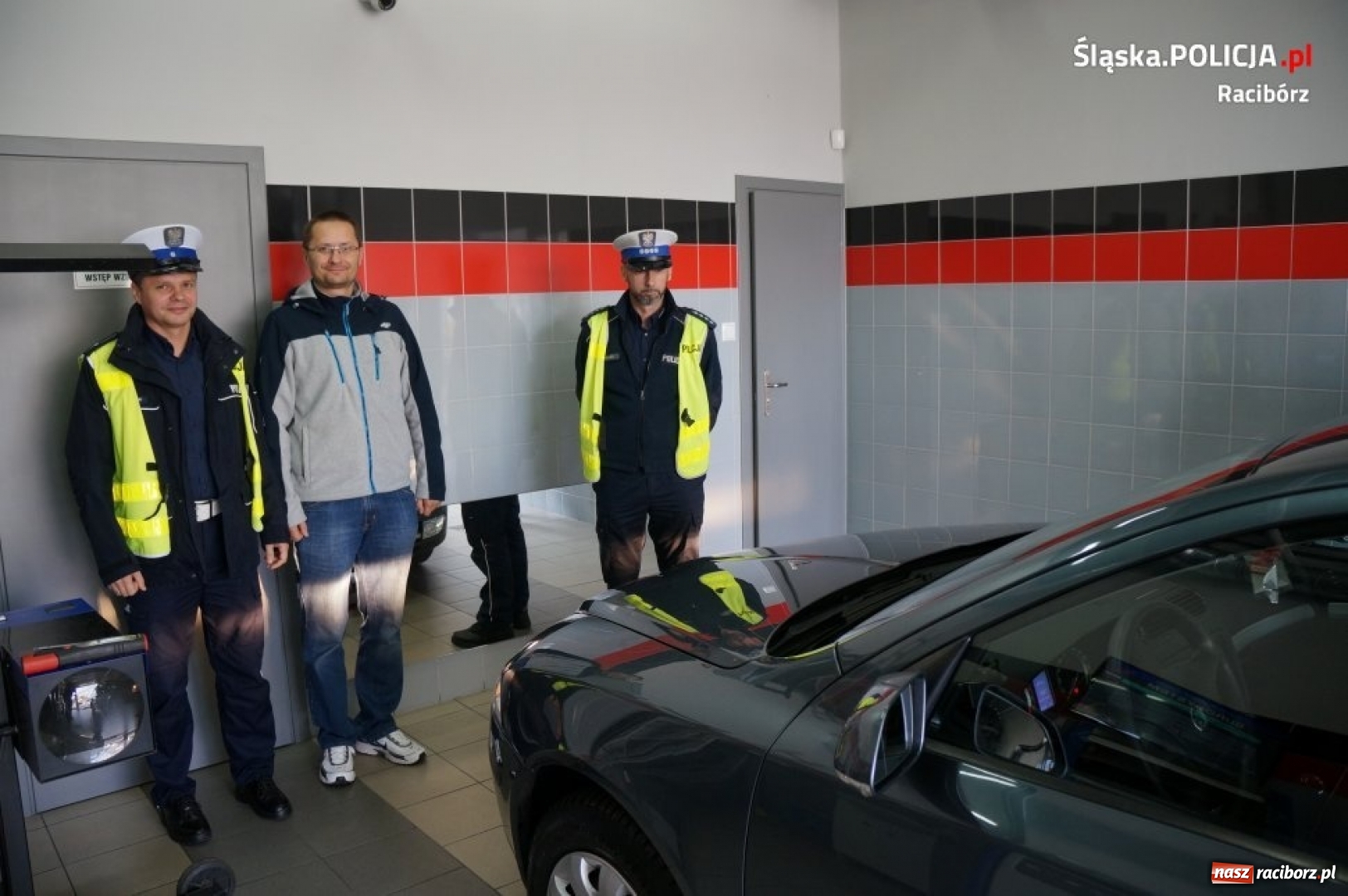 Zdjęcie w galerii na portalu naszraciborz.pl: Policjanci i diagnosta kontrolowali ustawienie świateł wiadomości z regionu