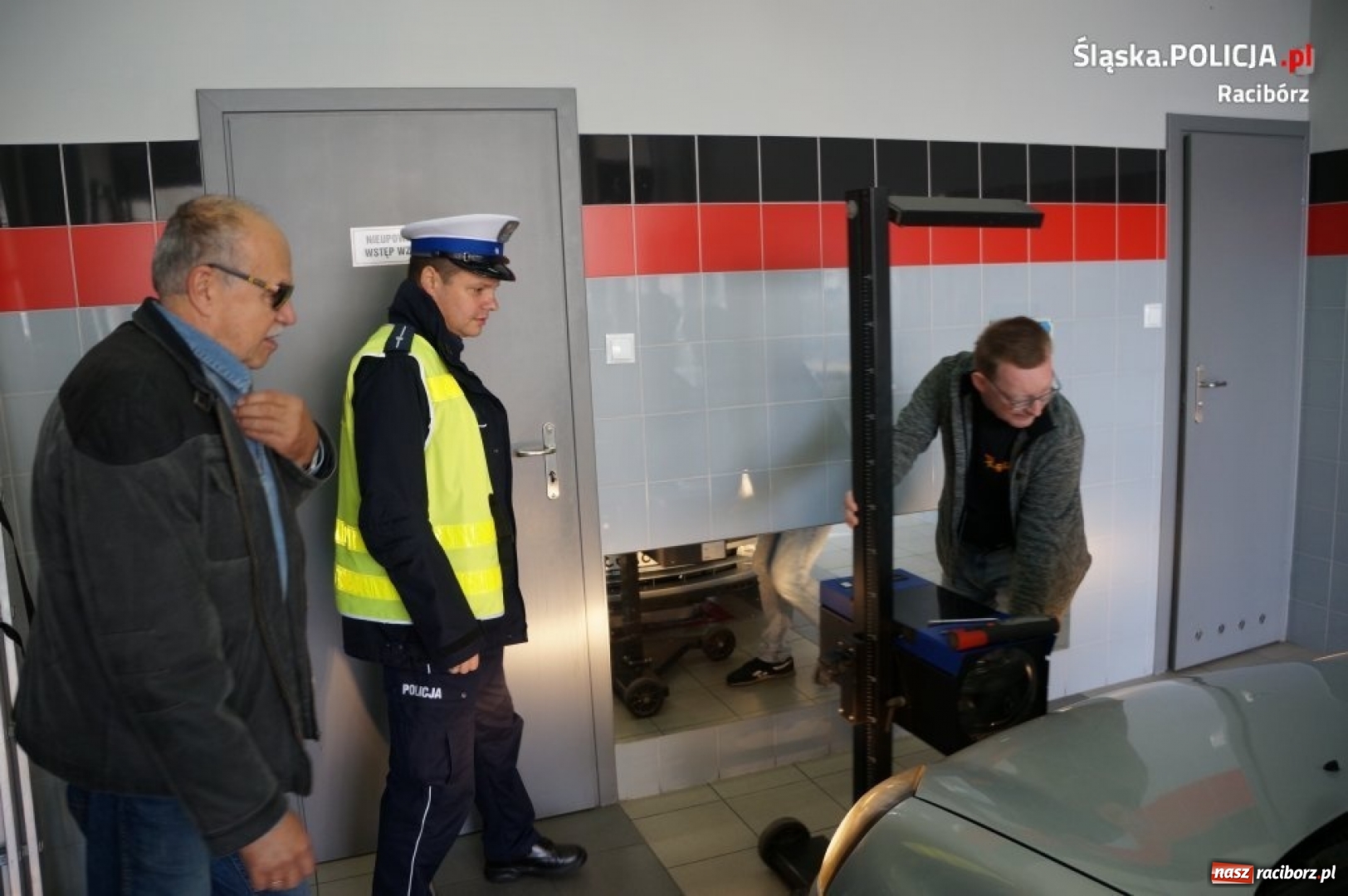 Zdjęcie w galerii na portalu naszraciborz.pl: Policjanci i diagnosta kontrolowali ustawienie świateł wiadomości z regionu