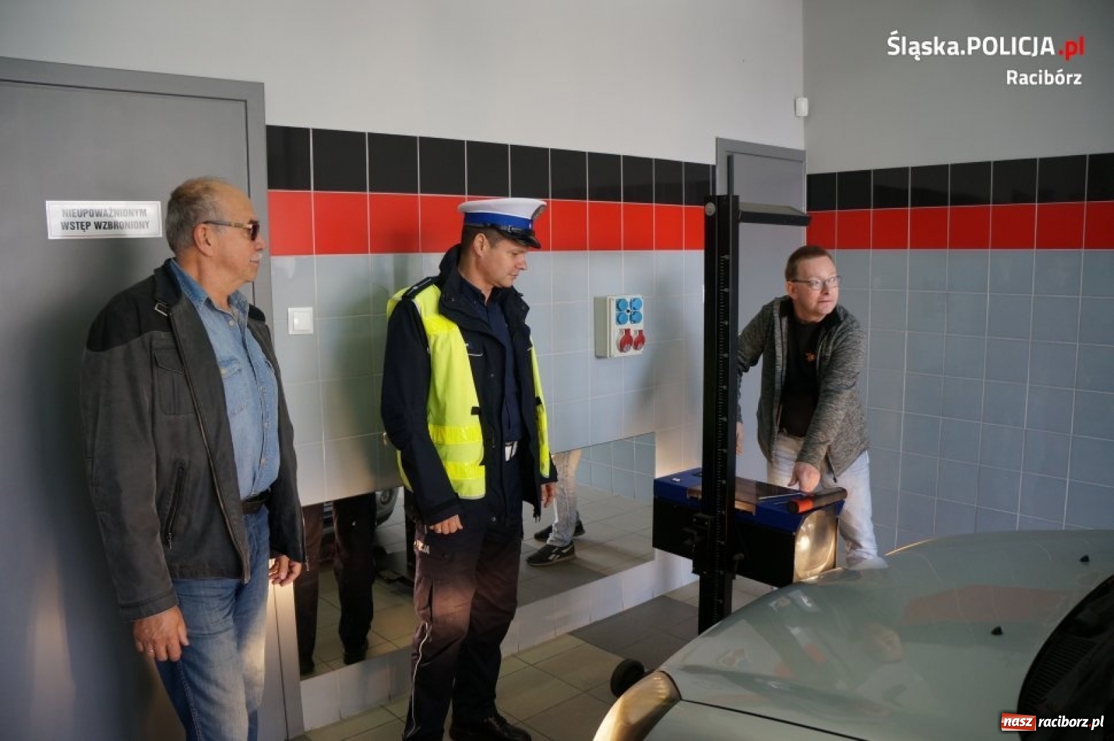 Zdjęcie w galerii na portalu naszraciborz.pl: Policjanci i diagnosta kontrolowali ustawienie świateł wiadomości z regionu