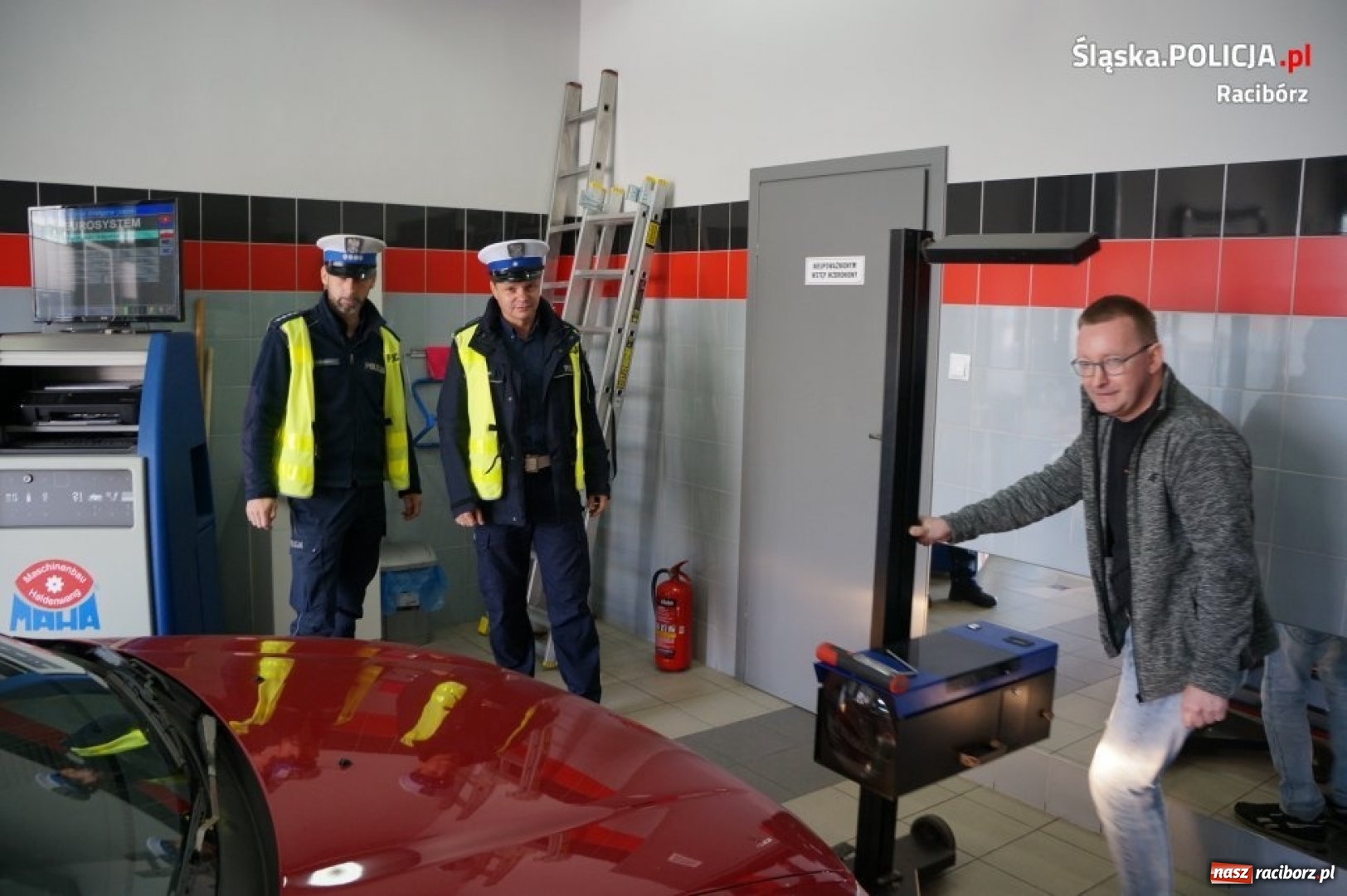 Zdjęcie w galerii na portalu naszraciborz.pl: Policjanci i diagnosta kontrolowali ustawienie świateł wiadomości z regionu