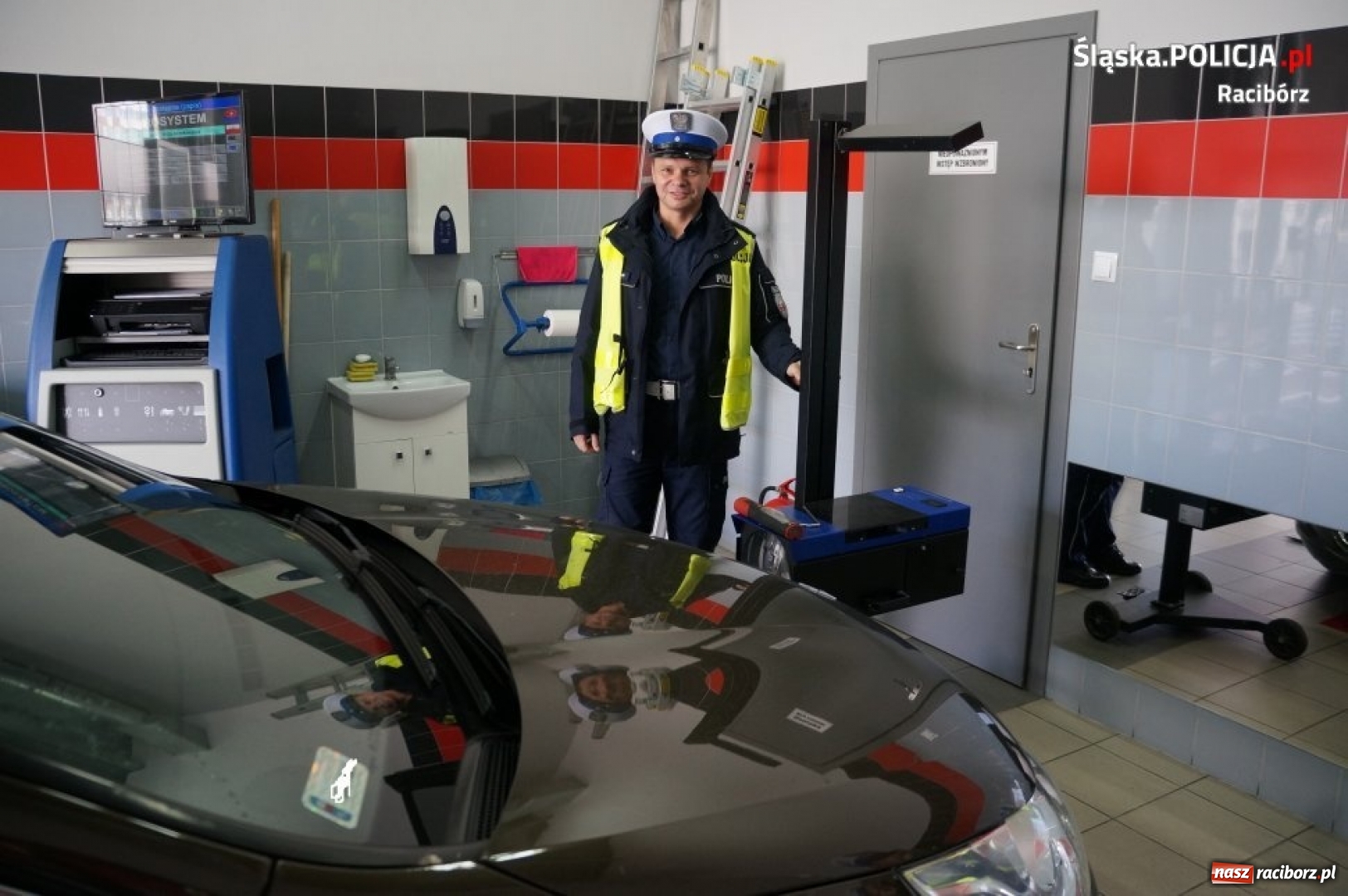 Zdjęcie w galerii na portalu naszraciborz.pl: Policjanci i diagnosta kontrolowali ustawienie świateł wiadomości z regionu