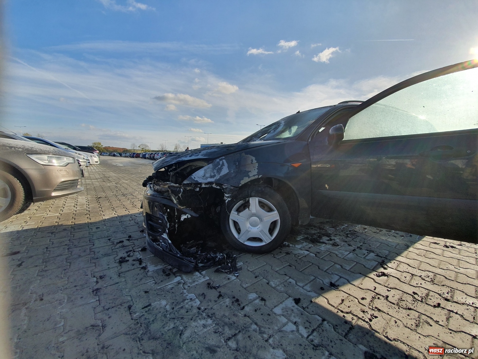 Zdjęcie w galerii na portalu naszraciborz.pl: Pożar forda na parkingu w Kornicach  wiadomości z regionu