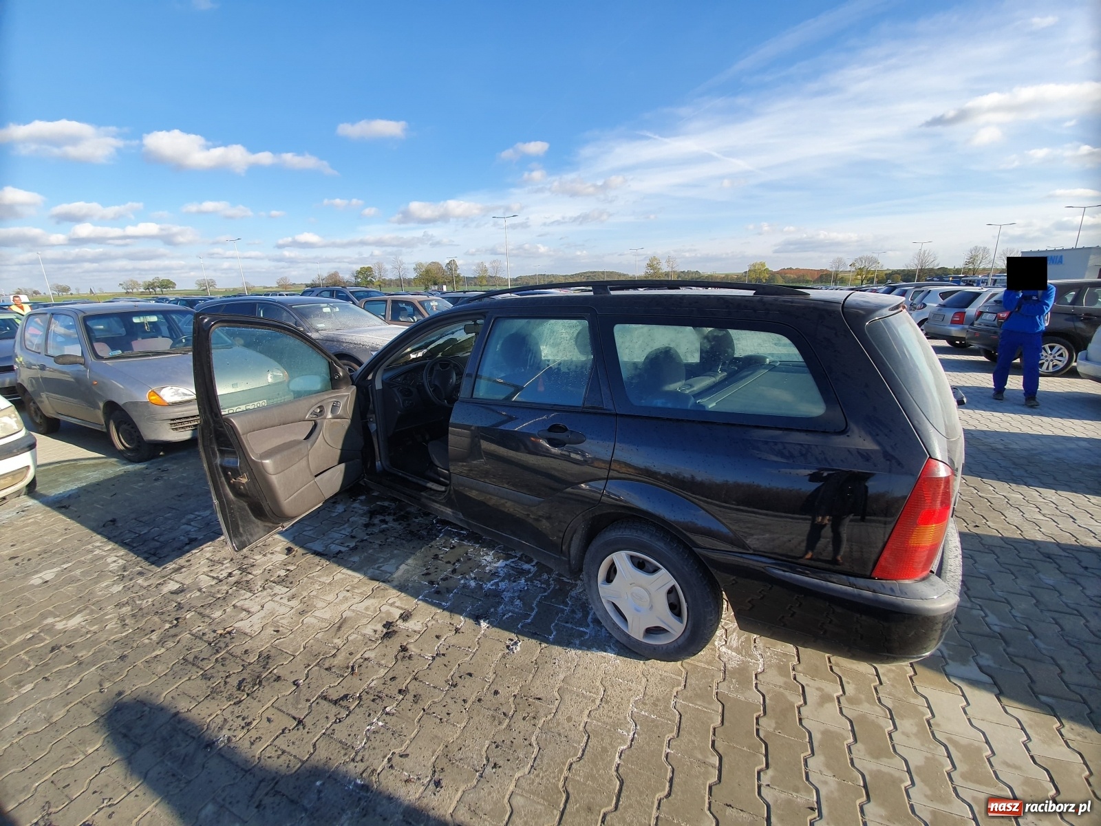 Zdjęcie w galerii na portalu naszraciborz.pl: Pożar forda na parkingu w Kornicach  wiadomości z regionu