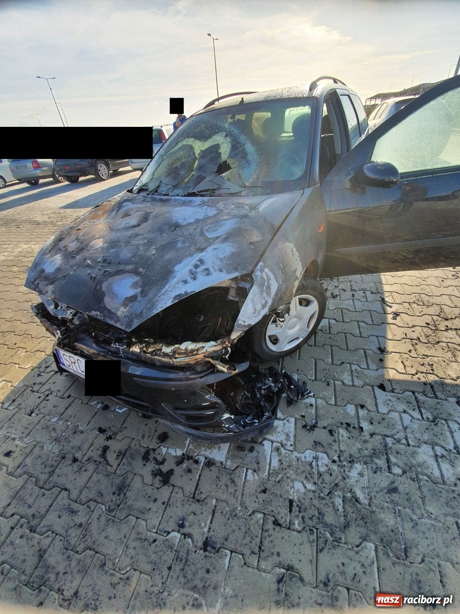 Zdjęcie w galerii na portalu naszraciborz.pl: Pożar forda na parkingu w Kornicach  wiadomości z regionu