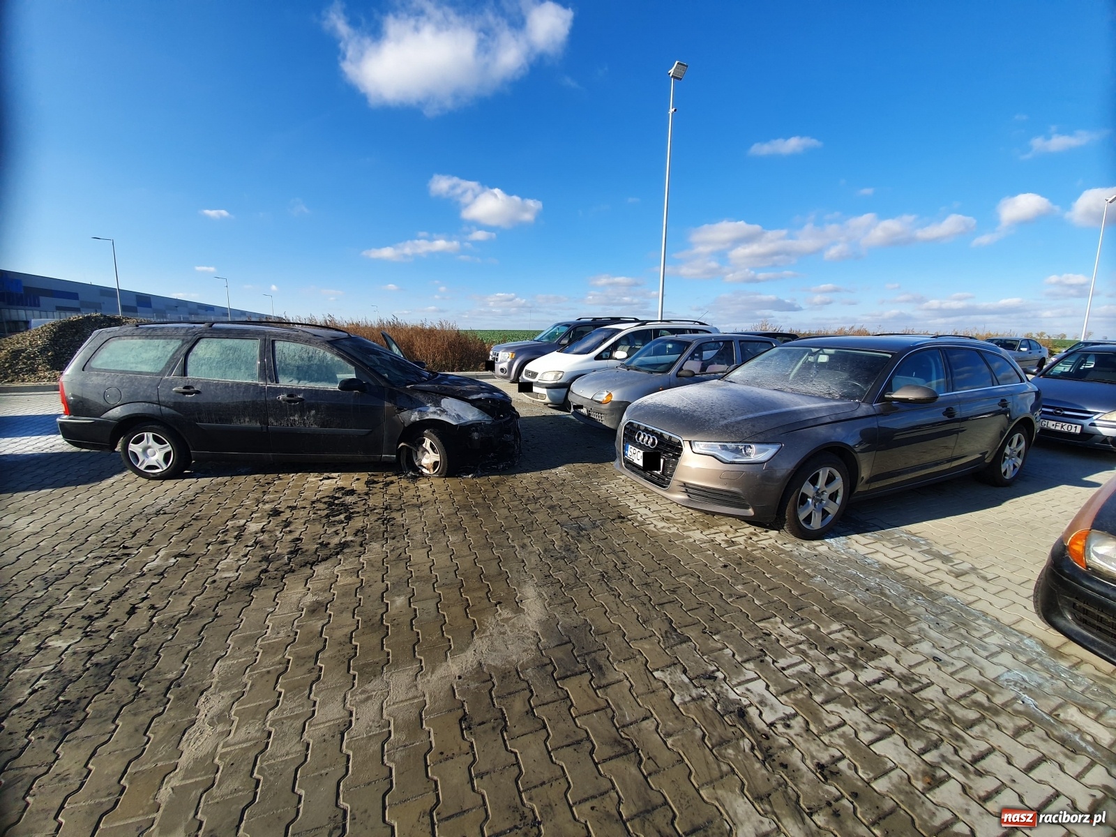 Zdjęcie w galerii na portalu naszraciborz.pl: Pożar forda na parkingu w Kornicach  wiadomości z regionu